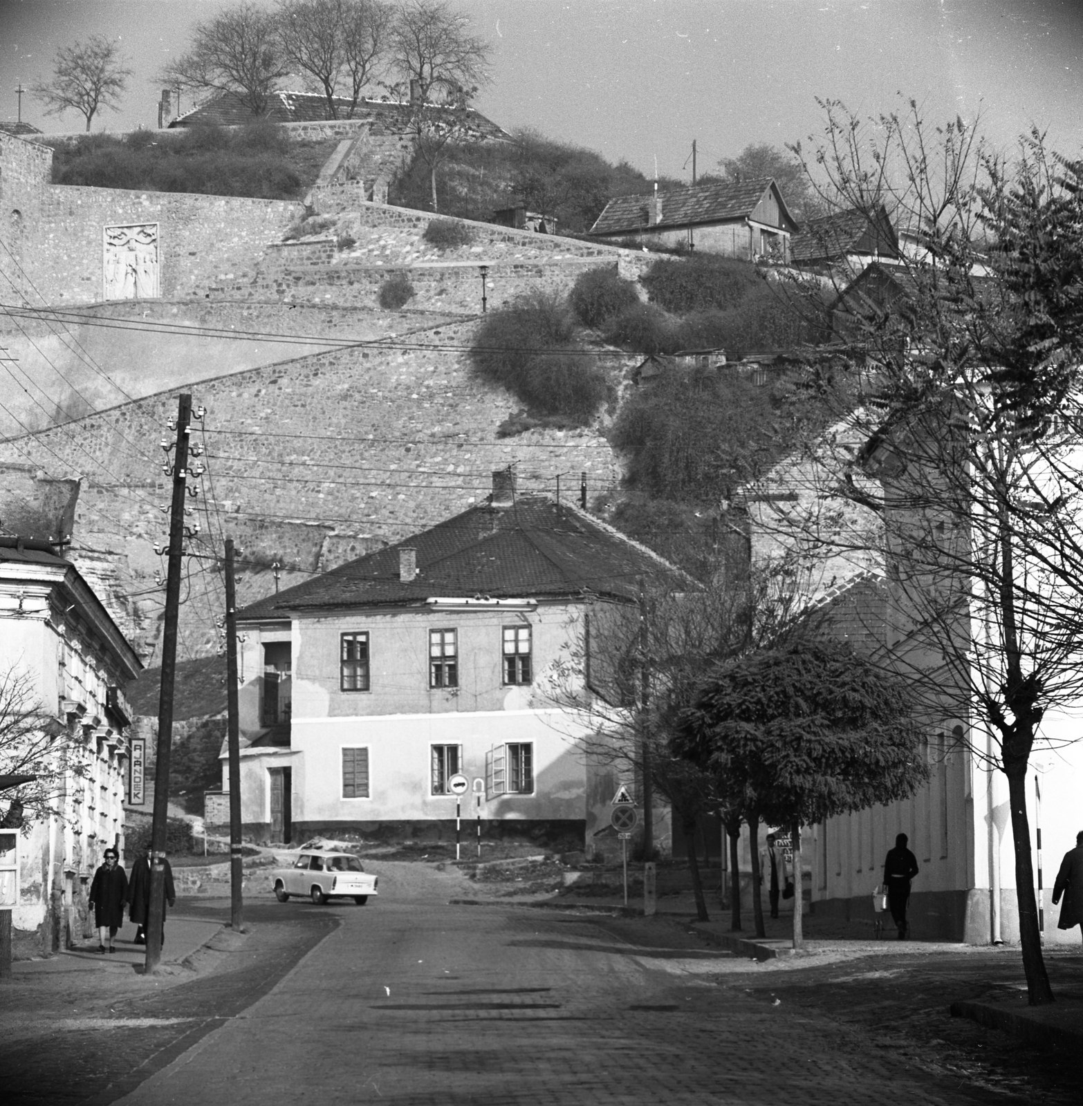 Magyarország, Esztergom, Bajcsy-Zsilinszky út, szemben a Szent Tamás-hegy oldalában, a feljáró támfalán Szent István koronázását ábrázoló dombormű látható., 1972, Urbán Tamás, Fortepan #87935