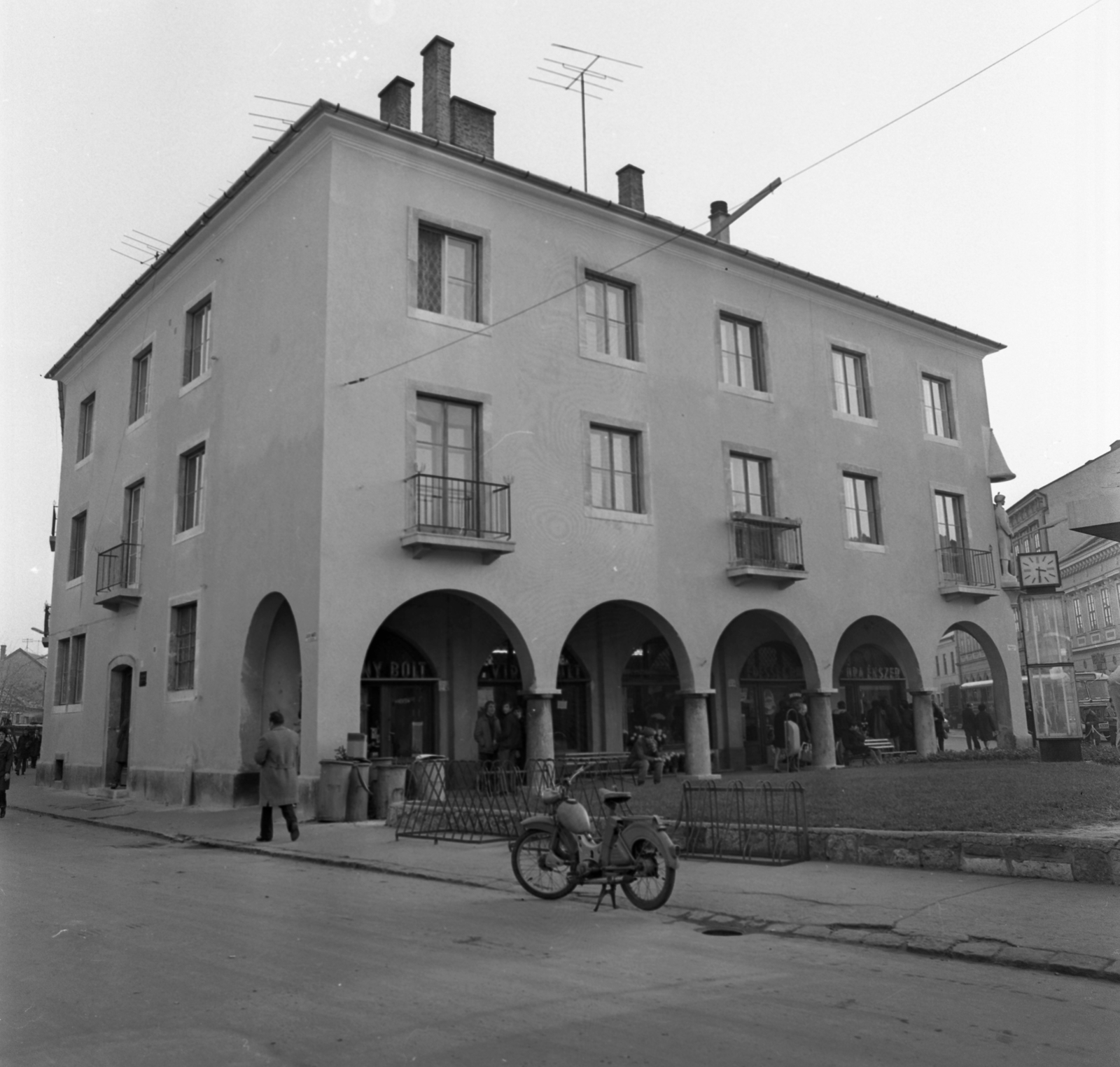 Magyarország, Esztergom, a Kossuth Lajos utca 2. számú ház a Rákóczi térről nézve. A helyén állt a Három szerecsen fogadó. A ház sarkán Lőrinc kapitány szobra (Tar István, 1955.)., 1972, Urbán Tamás, motorkerékpár, Simson SR2, árkád, kerékpár tároló, Fortepan #87938