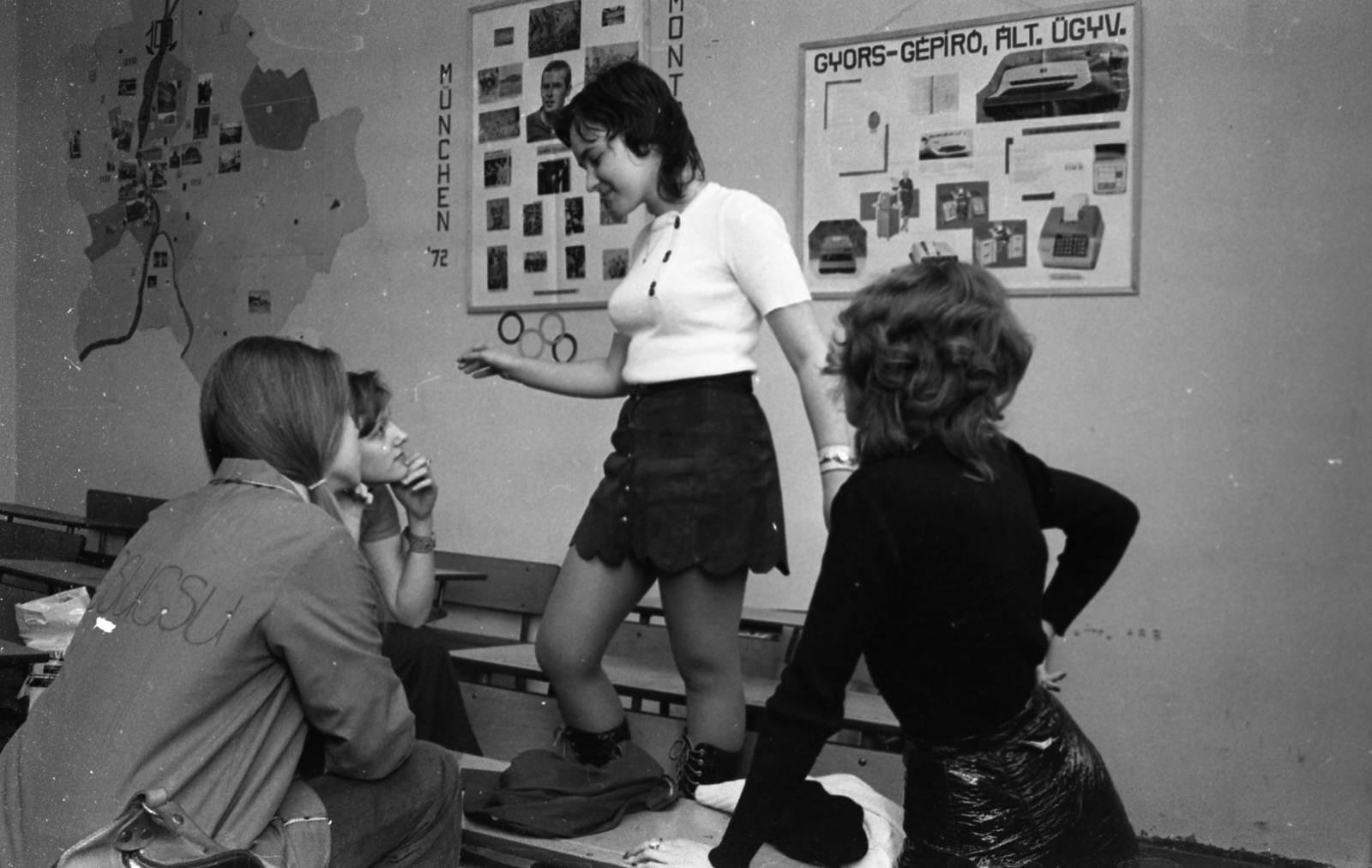 Magyarország, Budapest, a felvétel egy szakközépiskola tantermében készült, a végzős osztály tanulói készülnek az érettségi bankettre., 1973, Urbán Tamás, miniszoknya, köpeny, Fortepan #88018