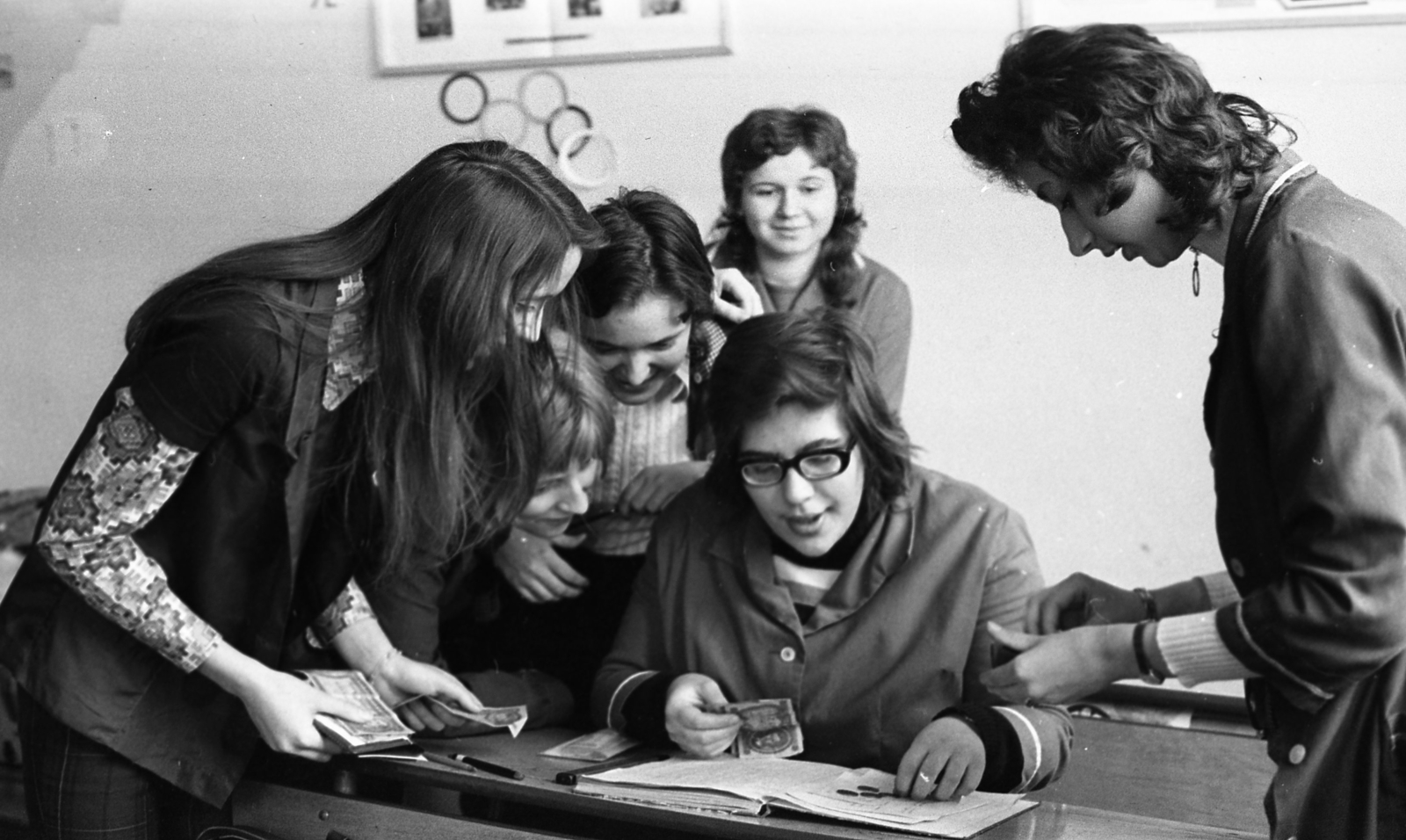 Magyarország, Budapest, a felvétel egy szakközépiskola tantermében készült, a végzős osztály tanulói pénzt gyűjtenek az érettségi bankettre., 1973, Urbán Tamás, szemüveg, pénz, Fortepan #88019