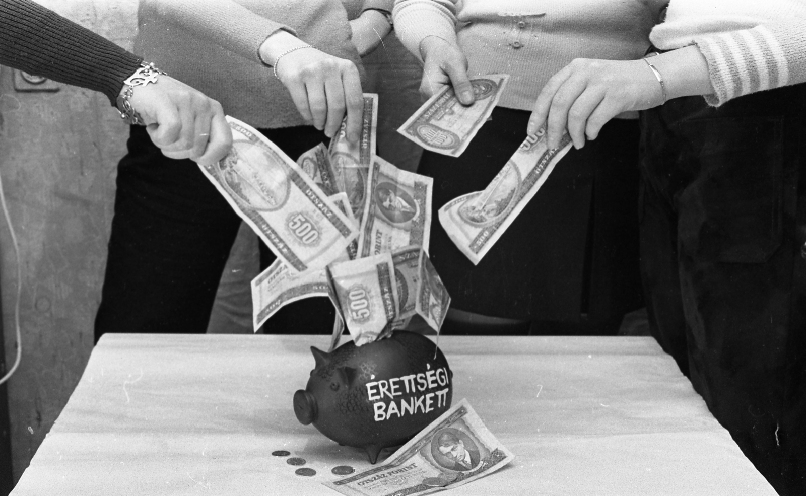 Magyarország, Budapest, a felvétel egy szakközépiskola tantermében készült, a végzős osztály tanulói pénzt gyűjtenek az érettségi bankettre., 1973, Urbán Tamás, érme, papírpénz, persely, érettségi, Fortepan #88020