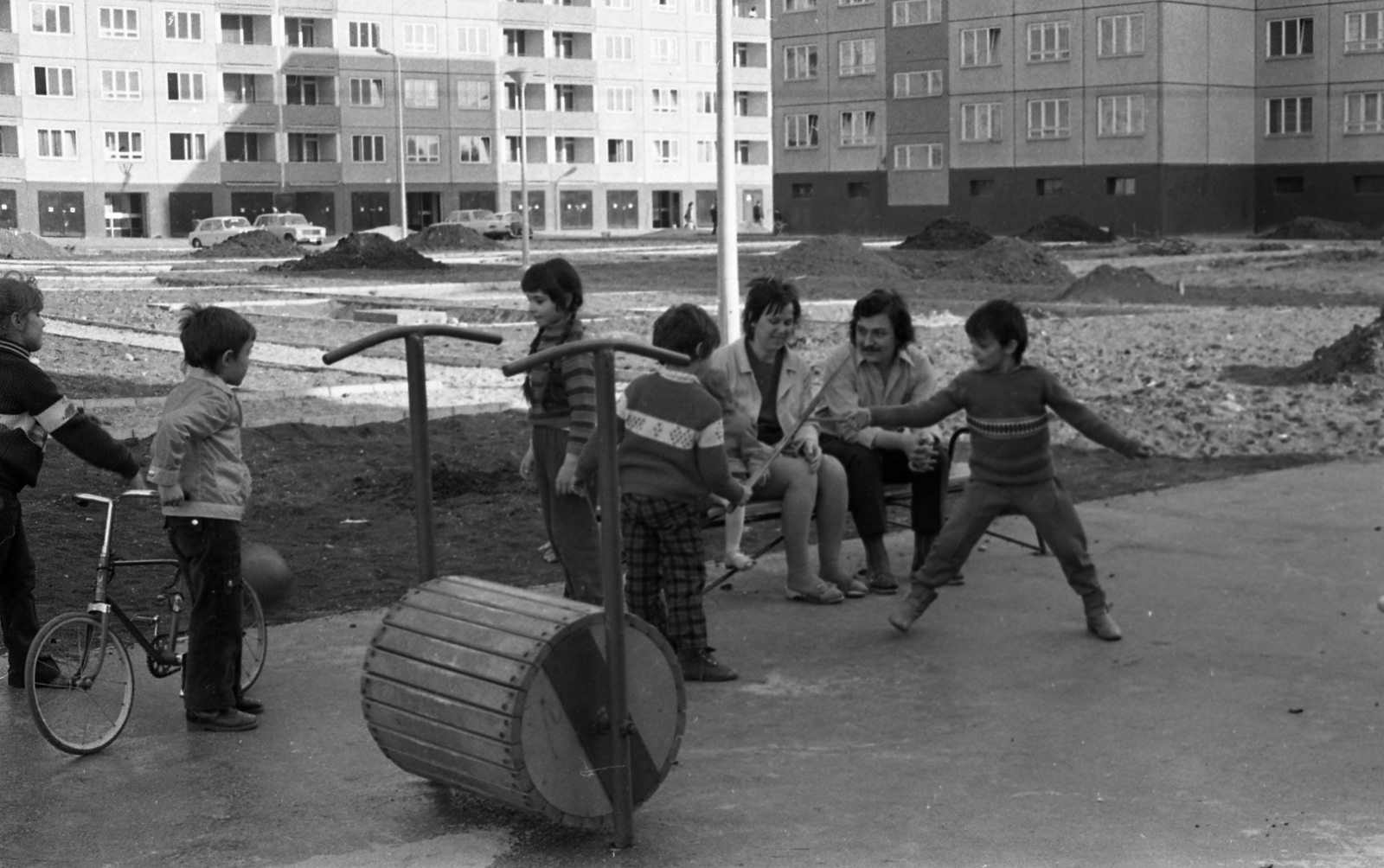 Magyarország, Budapest XI., Allende park., 1973, Urbán Tamás, kerékpár, lakótelep, Budapest, mókuskerék, Fortepan #88027