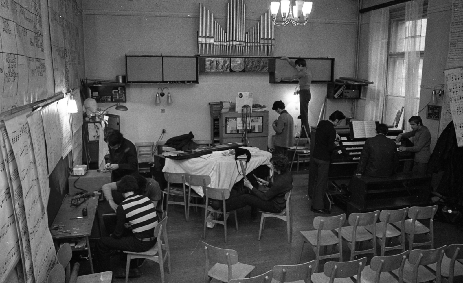 Magyarország, Budapest I., Attila út 43., Petőfi Sándor Gimnázium, zeneterem. Abszinger Gyula énektanár vezetésével a diákok elektromos orgonát építenek., 1973, Urbán Tamás, Budapest, Fortepan #88047