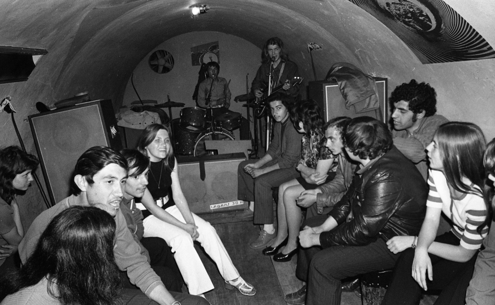 Magyarország, Vásárosnamény, az Esze Tamás Körzeti Művelődési Otthon pinceklubja., 1973, Urbán Tamás, zenekar, hangfal, éneklés, Fortepan #88051