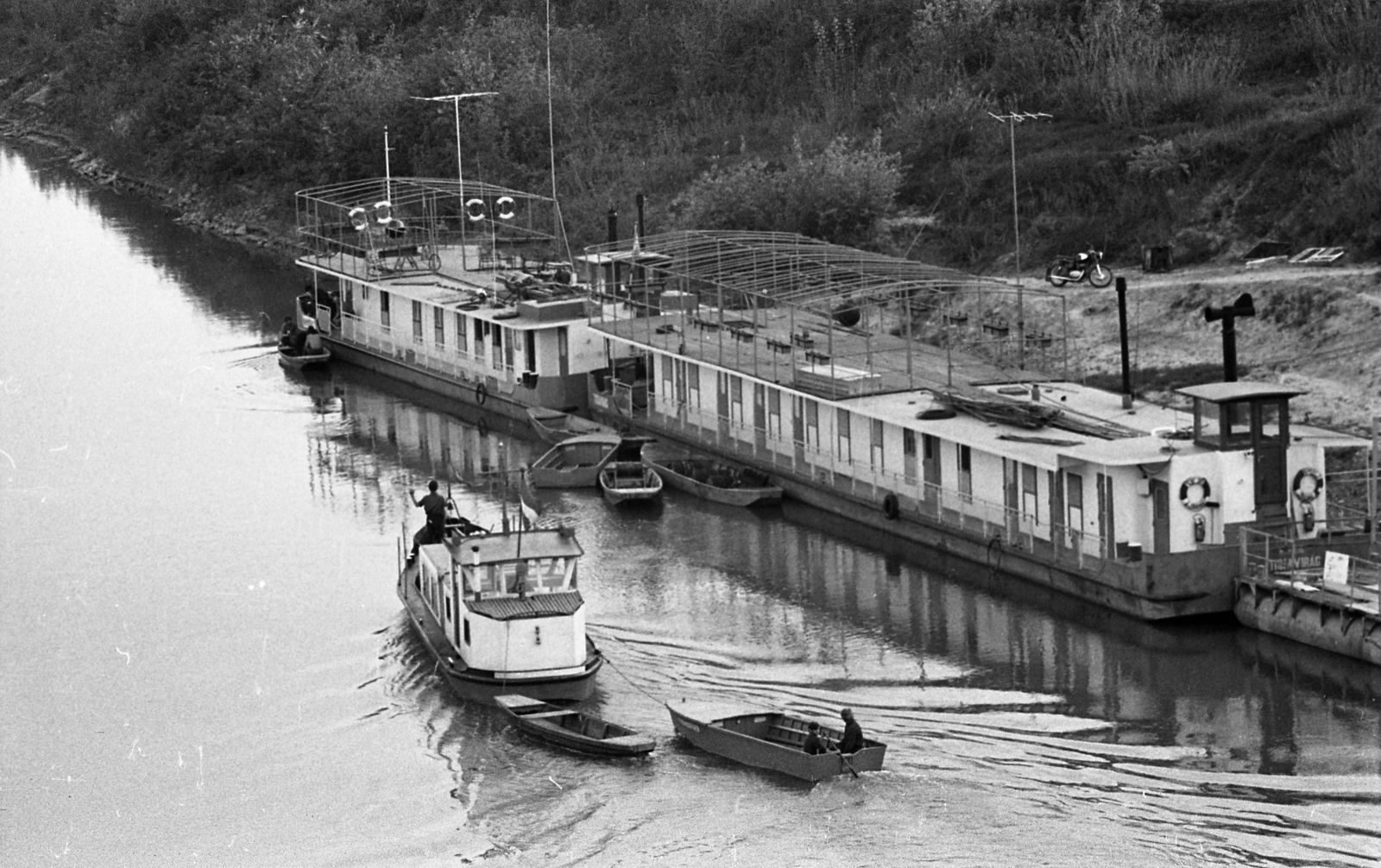 Hungary, Vásárosnamény, lakóhajó a Tiszán a II. Rákóczi Ferenc hídról nézve., 1973, Urbán Tamás, Fortepan #88058