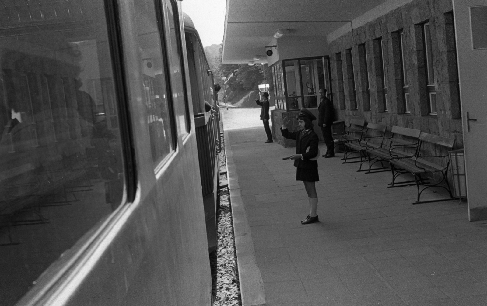 Magyarország, Hűvösvölgy, Budapest II., a Gyermekvasút (Úttörővasút) végállomása., 1973, Urbán Tamás, vasúti szerelvény, pad, vasútállomás, Gyermekvasút, Budapest, Fortepan #88063