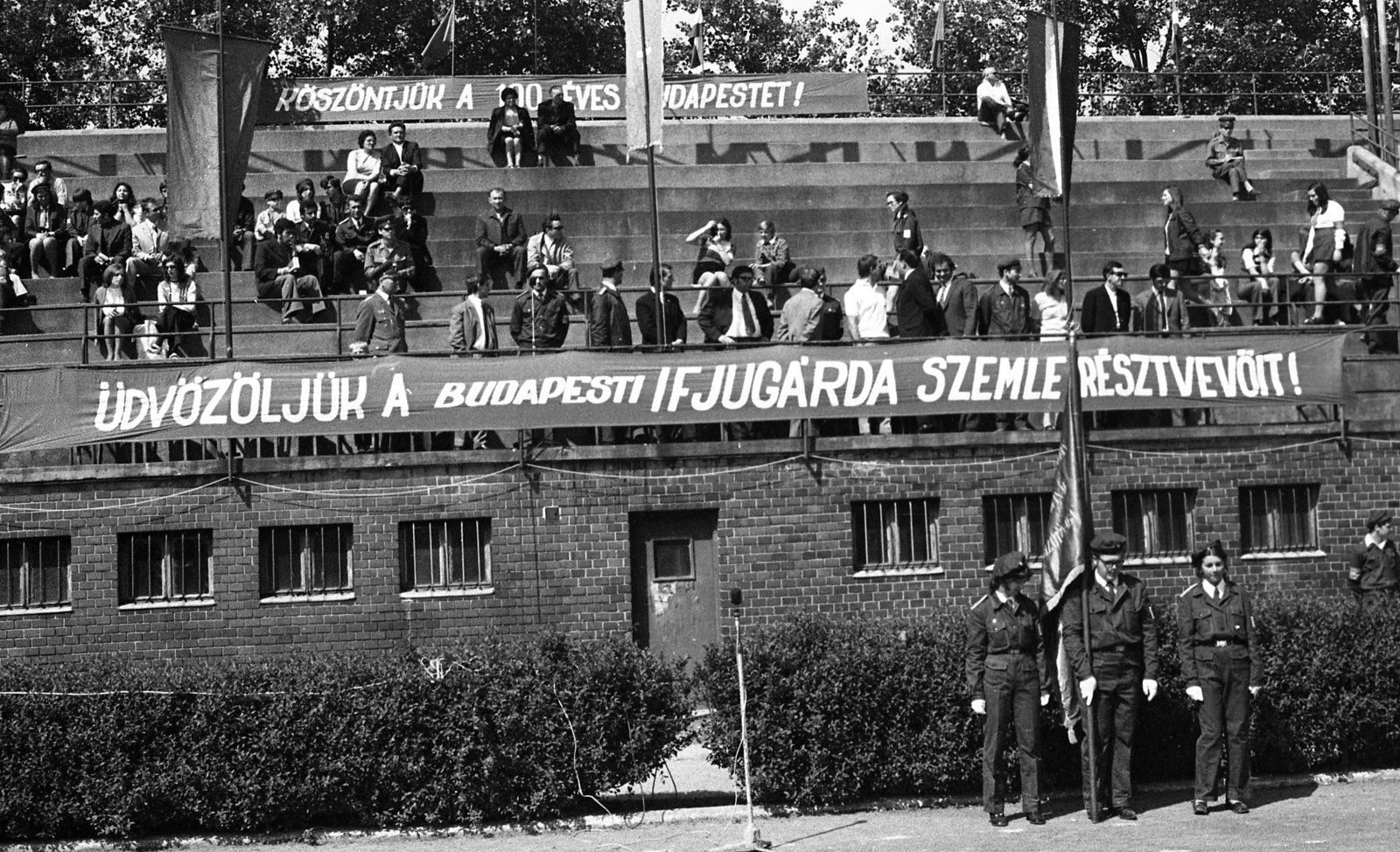 Magyarország, Margitsziget, Budapest, Úttörő sporttelep / Úttörő stadion (később Margitszigeti Atlétikai Centrum), Budapesti Ifjú Gárda Szemle., 1973, Urbán Tamás, felirat, ifjú gárda, Fortepan #88078