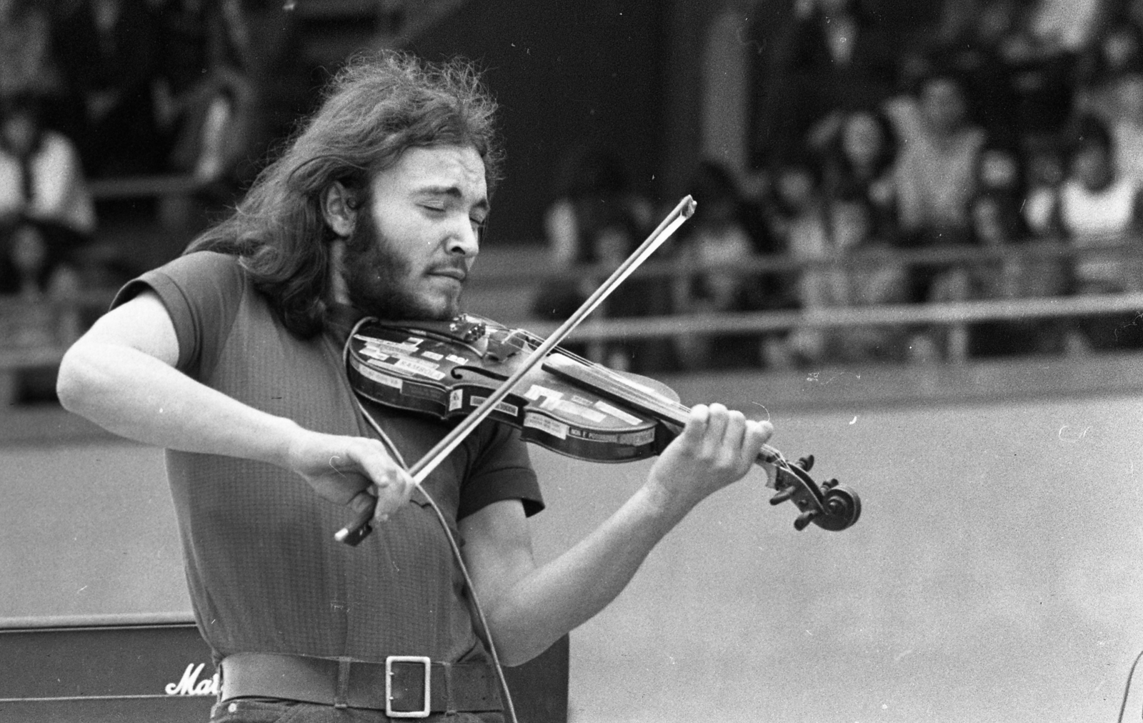 Magyarország, Miskolc, DVTK-stadion, Rockfesztivál, a Theatrum együttes tagjai közül Angyal József., 1973, Urbán Tamás, hegedű, nézőtér, stadion, Marshall-márka, rockfesztivál, Fortepan #88105