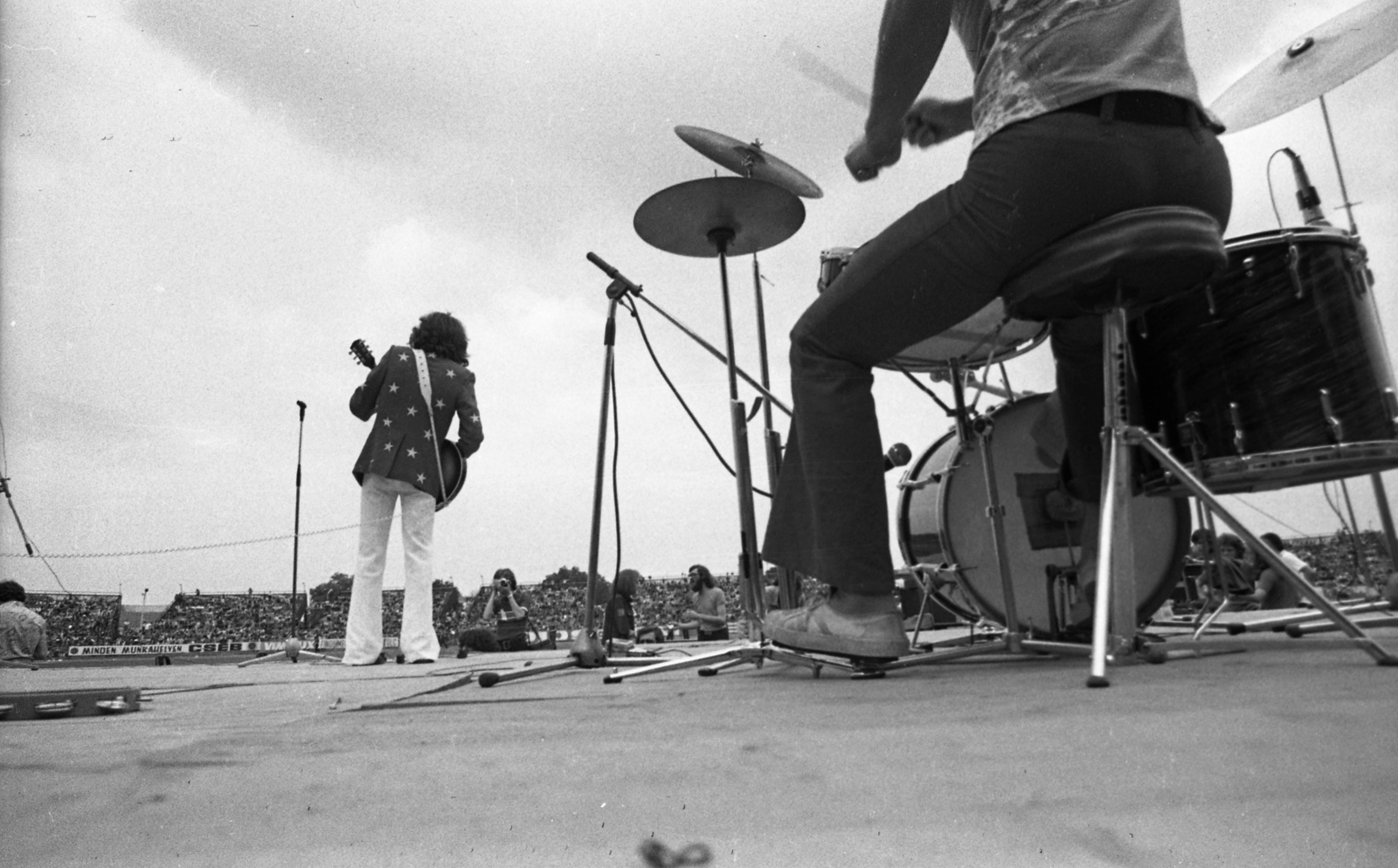 Magyarország, Miskolc, DVTK-stadion, Rockfesztivál., 1973, Urbán Tamás, zenekar, nézőtér, stadion, rockfesztivál, Fortepan #88120