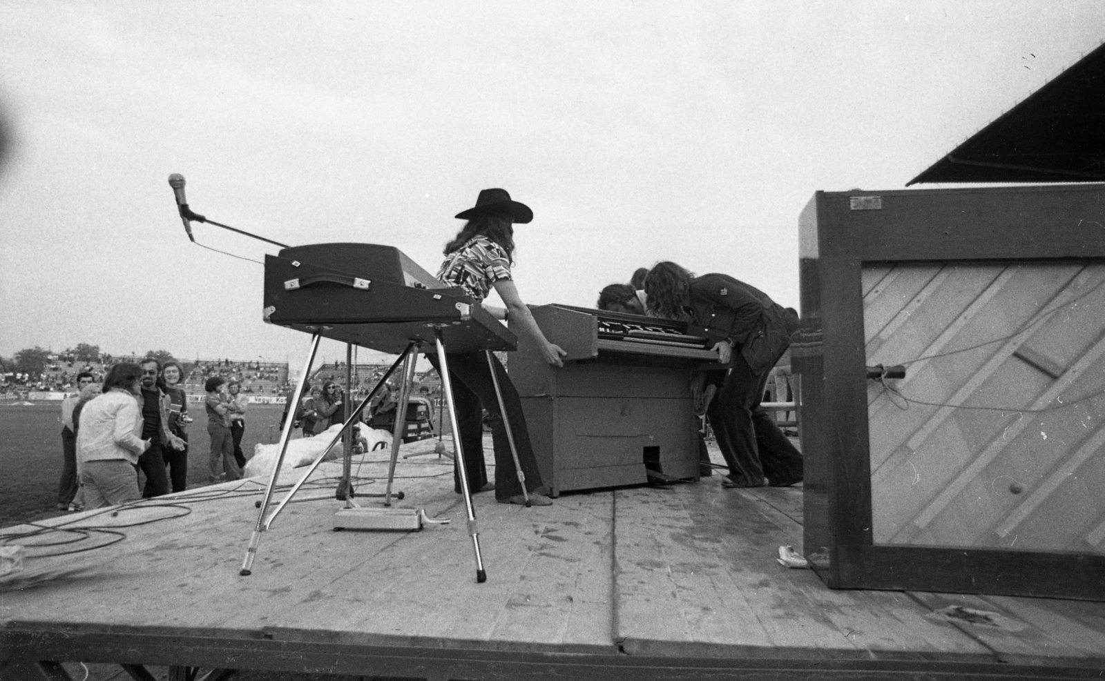 Magyarország, Miskolc, DVTK-stadion, Rockfesztivál., 1973, Urbán Tamás, kalap, zenekar, nézőtér, szintetizátor, pianinó, stadion, rockfesztivál, Fortepan #88127