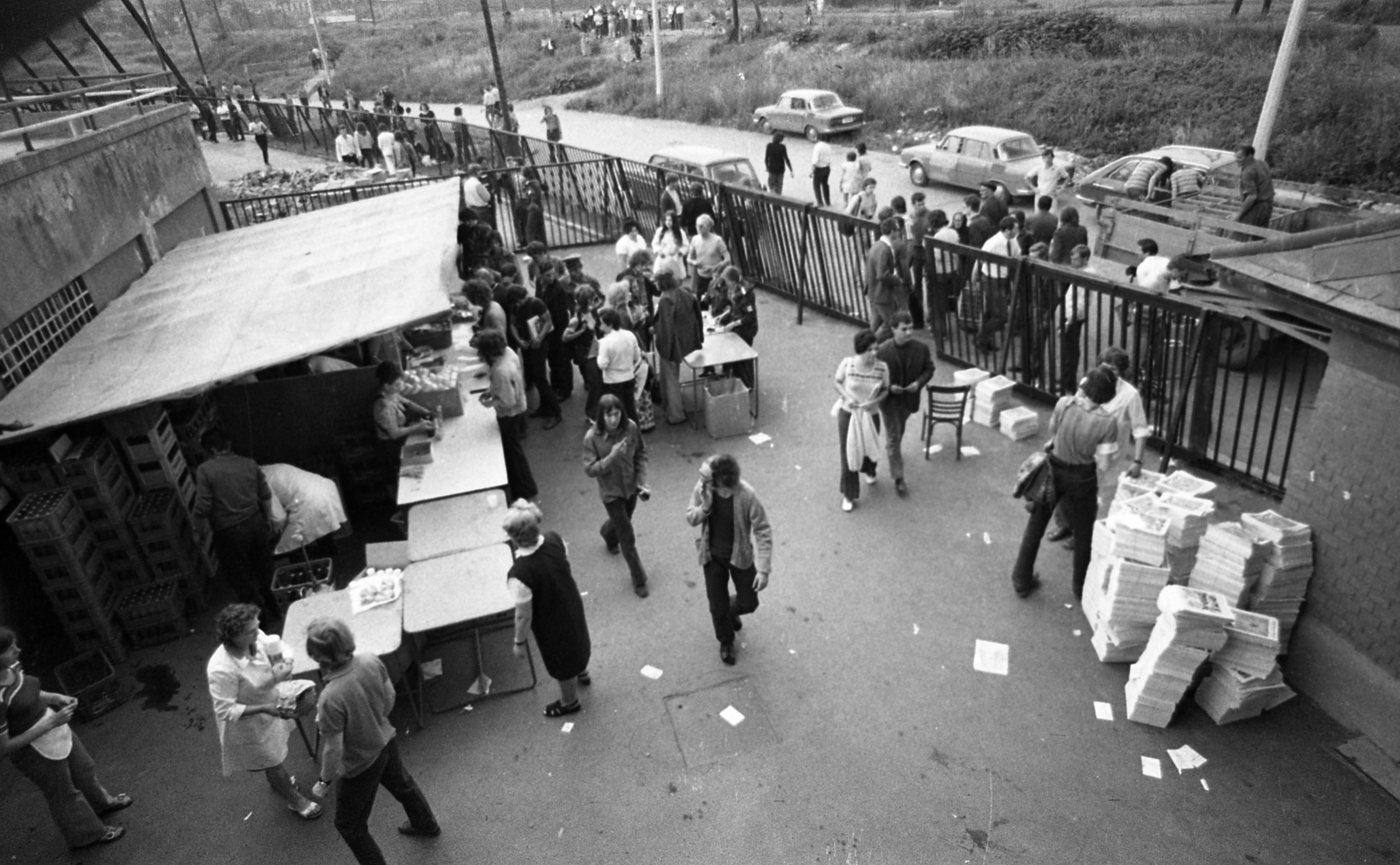 Magyarország, Miskolc, DVTK-stadion, Rockfesztivál., 1973, Urbán Tamás, újság, stadion, rockfesztivál, egyetem, Fortepan #88129