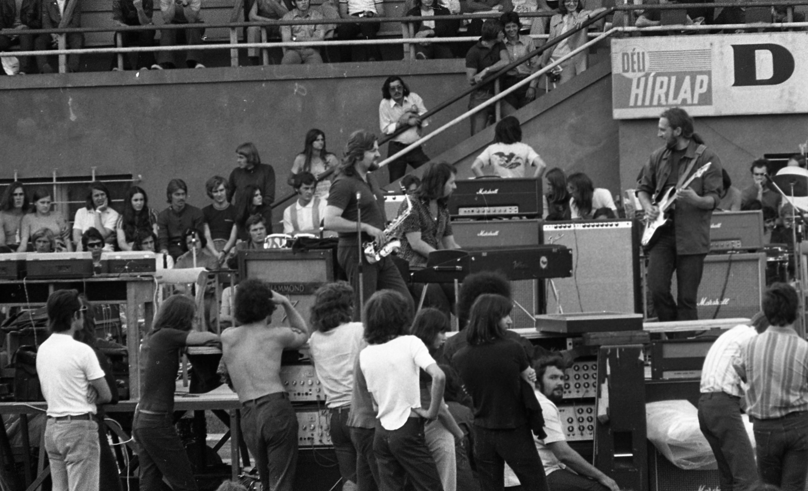 Magyarország, Miskolc, DVTK-stadion, Rockfesztivál. A Syrius együttes tagjai: Baronits Zsolt, Pataki László, Tátrai Tibor., 1973, Urbán Tamás, zenekar, nézőtér, szaxofon, stadion, Marshall-márka, rockfesztivál, Fortepan #88137