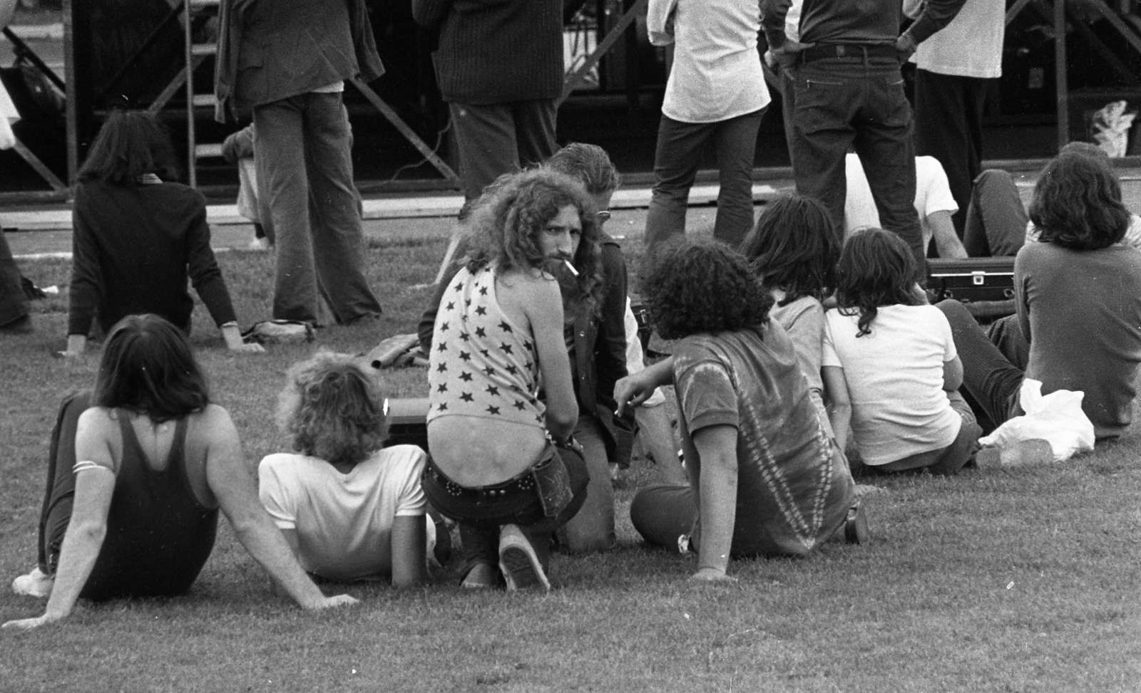 Magyarország, Miskolc, DVTK-stadion, Rockfesztivál., 1973, Urbán Tamás, dohányzás, nézőtér, stadion, rockfesztivál, Fortepan #88138