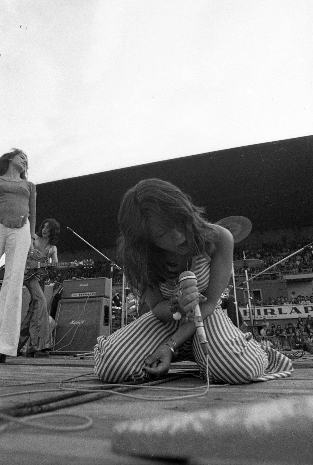 Magyarország, Miskolc, DVTK-stadion, Rockfesztivál. A Generál együttes és a Mikrolied vokál fellépése. Elöl Bódy Magdi, hátrább Várszegi Éva és Ákos István akkordgitáros, zenekarvezető., 1973, Urbán Tamás, zenekar, nézőtér, stadion, énekes, Marshall-márka, rockfesztivál, Fortepan #88140