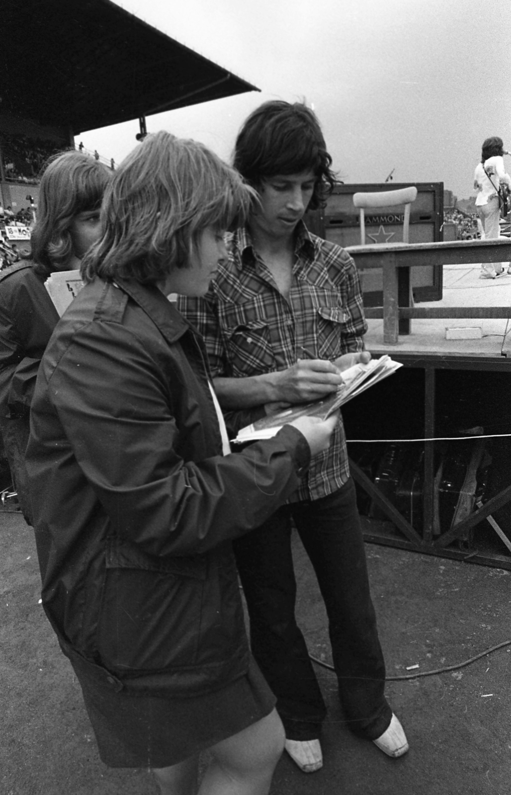 Hungary, Miskolc, DVTK-stadion, Rockfesztivál, Bródy János autogramot ad ifjúgárdistáknak., 1973, Urbán Tamás, auditorium, stadium, autograph, rock festival, Fortepan #88143