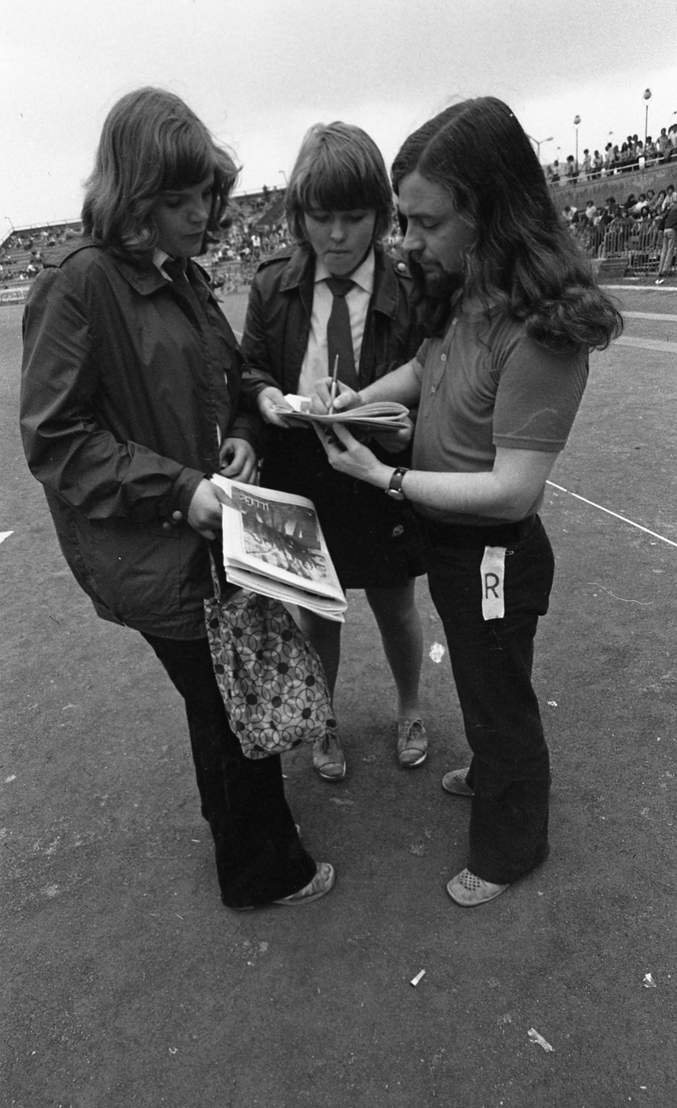 Hungary, Miskolc, DVTK-stadion, Rockfesztivál, Szörényi Szabolcs autogramot ad ifjúgárdistáknak., 1973, Urbán Tamás, auditorium, stadium, autograph, rock festival, Fortepan #88144