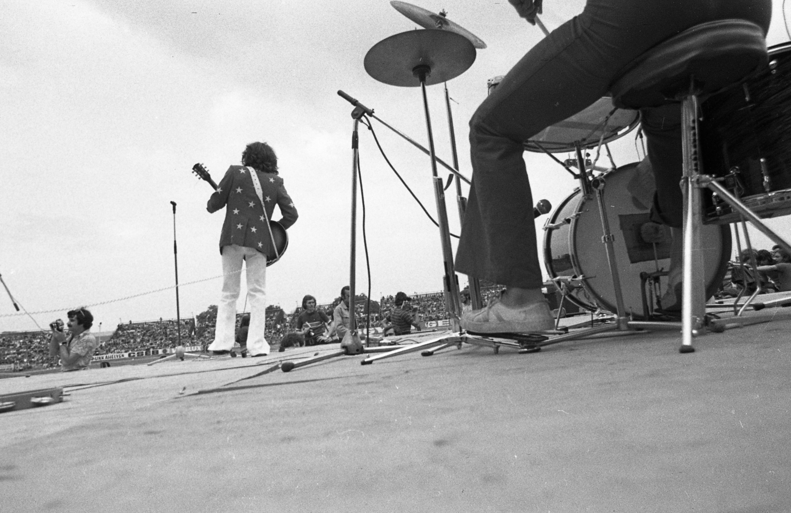 Magyarország, Miskolc, DVTK-stadion, Rockfesztivál., 1973, Urbán Tamás, zenekar, nézőtér, stadion, rockfesztivál, Fortepan #88145