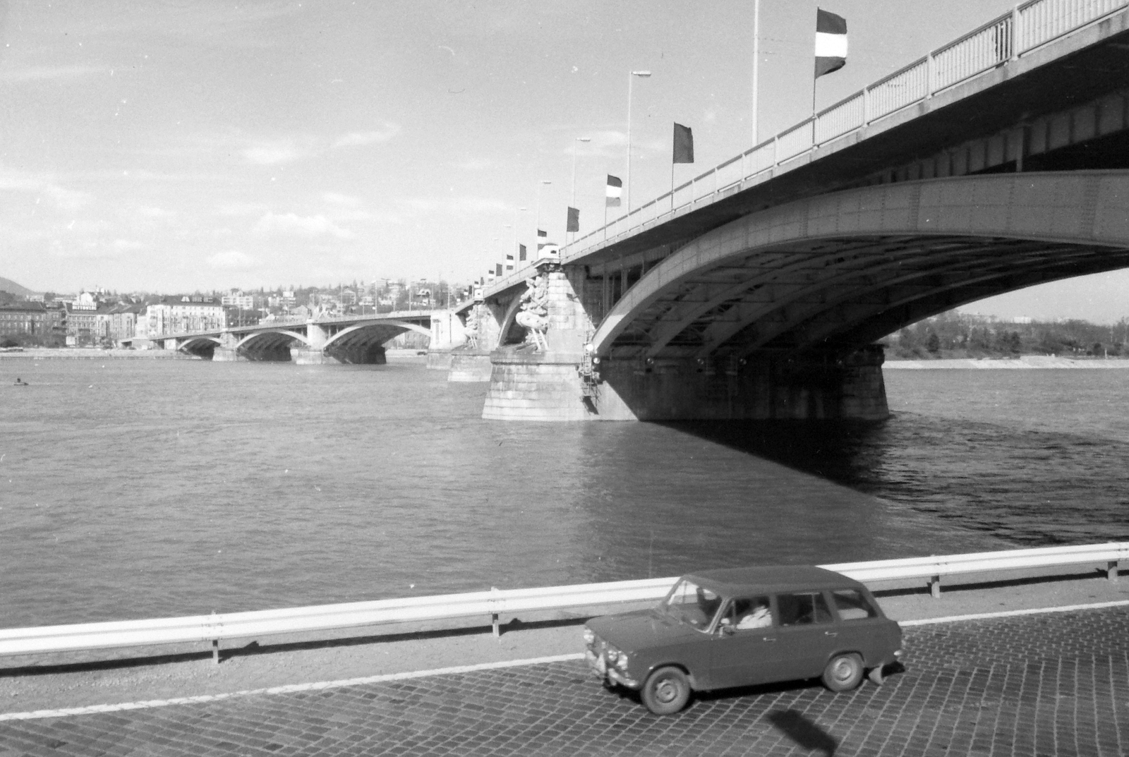 Hungary, Budapest V., Margit híd a pesti alsó rakpartról nézve., 1984, Fortepan, bridge, flag, Soviet brand, Lada-brand, wharf, automobile, Lada 1200 estate, Budapest, Fortepan #8815