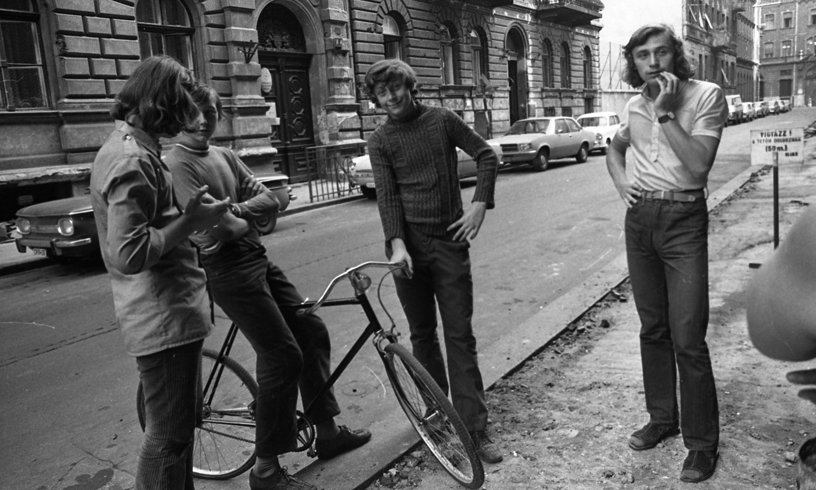 Magyarország, Budapest VI., Lovag utca a Nagymező utca felé nézve., 1973, Urbán Tamás, kerékpár, Budapest, NSU Prinz, Opel Rekord D, Fortepan #88179