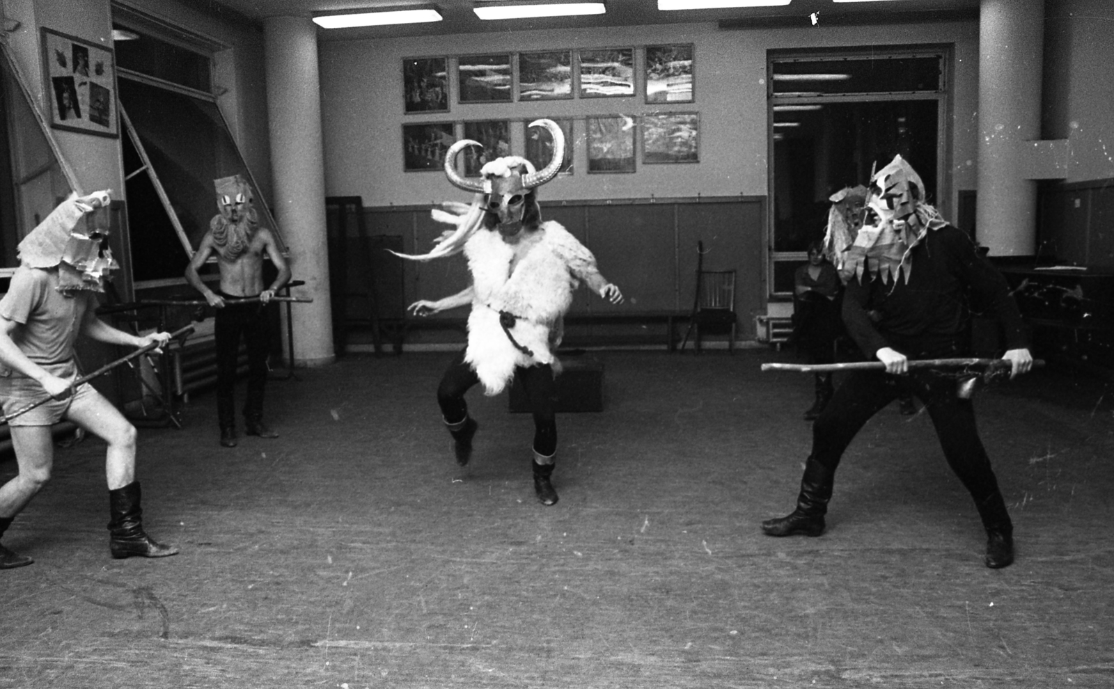 Magyarország, Budapest VI., Dózsa György út 84. MÉMOSZ (Magyarországi Építőipari Munkások Országos Szövetsége) székháza, I. emeleti próbaterem. Vadrózsák, az Építők Szakszervezetének Központi Művészegyüttese, "Regölés" próbája., 1973, Urbán Tamás, tánc, jelmez, álarc, Budapest, Fortepan #88188