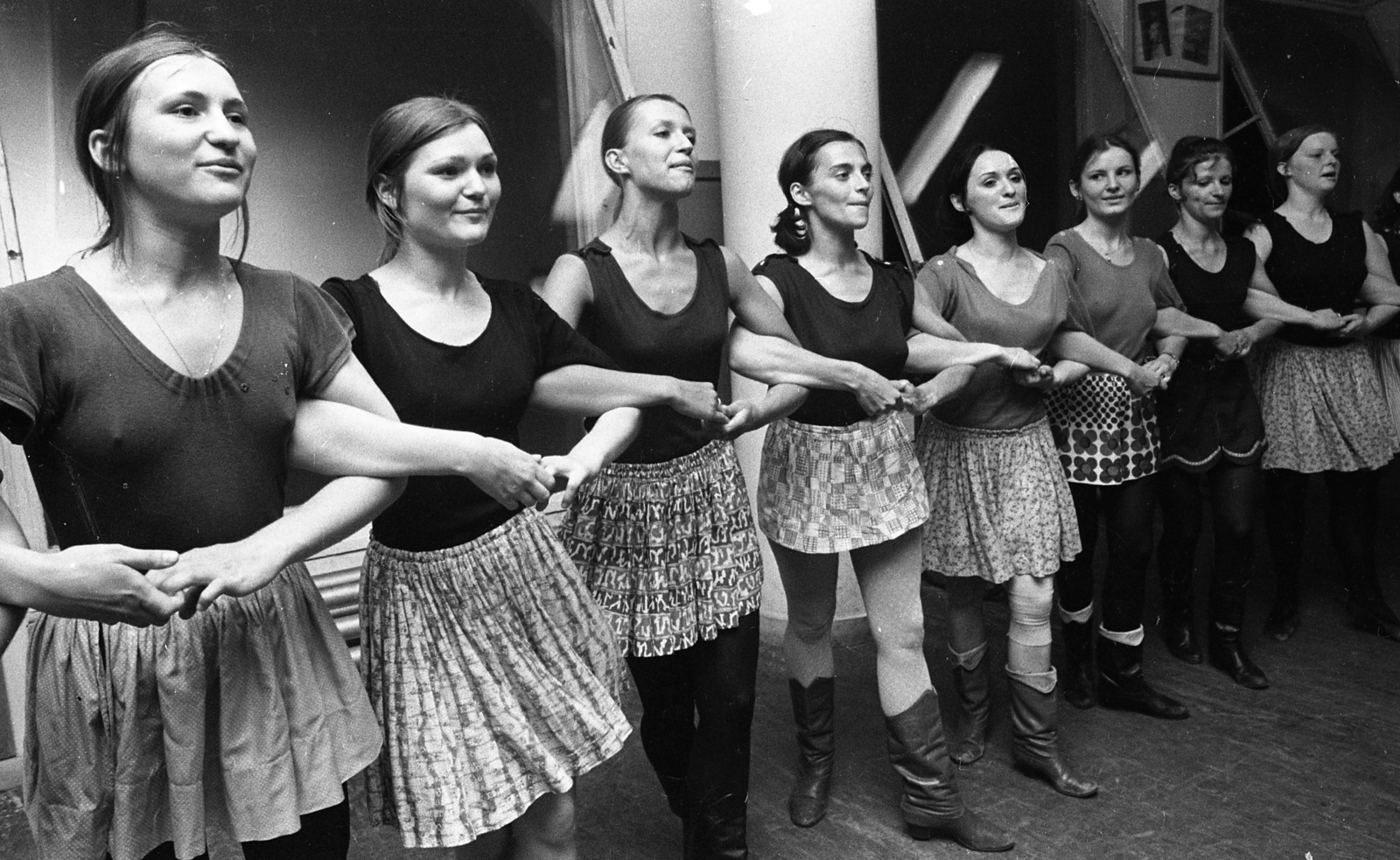 Magyarország, Budapest VI., Dózsa György út 84. MÉMOSZ (Magyarországi Építőipari Munkások Országos Szövetsége) székháza, I. emeleti próbaterem. Vadrózsák, az Építők Szakszervezetének Központi Művészegyüttese, leánykörtánc próbája., 1973, Urbán Tamás, tánc, Budapest, Fortepan #88189