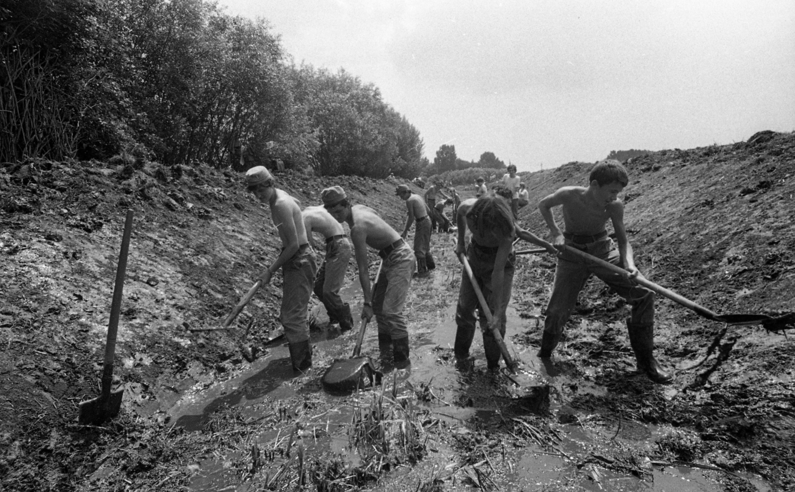 Hungary, építőtábor, vízelvezető árok építése a Hanságban., 1973, Urbán Tamás, shovel, spade, engineering camp, garrison cap, Fortepan #88191