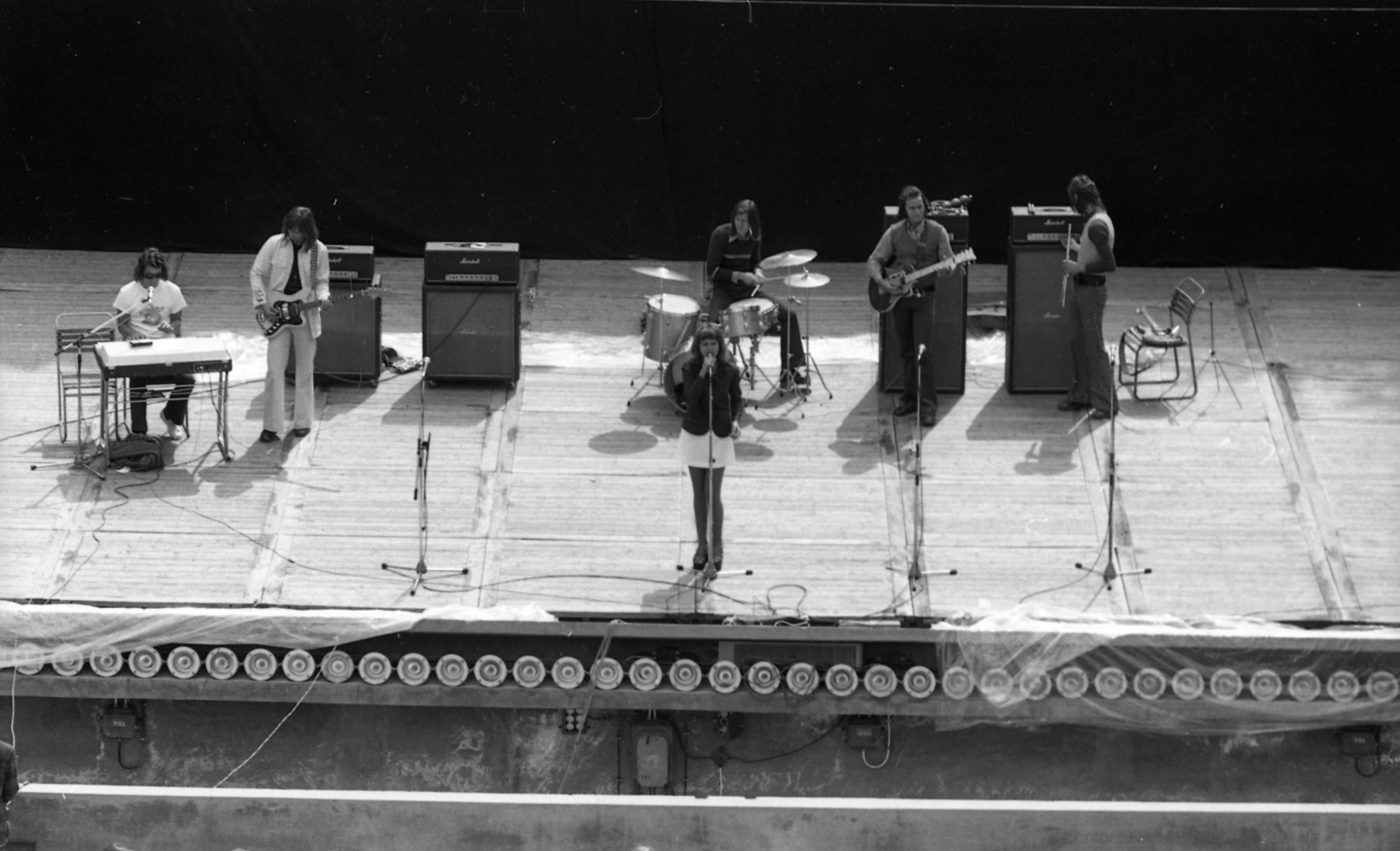 Hungary, Szeged, Újszegedi Szabadtéri Színpad, az énekesnőt a Corvina együttes kíséri: Makay Zsolt, Soltész Rezső, Fonyódi Péter, Szigeti Ferenc, Soltész Gábor. A felvétel a VII. Szegedi Ifjúsági Napok alkalmával készült., 1973, Urbán Tamás, Fortepan #88224