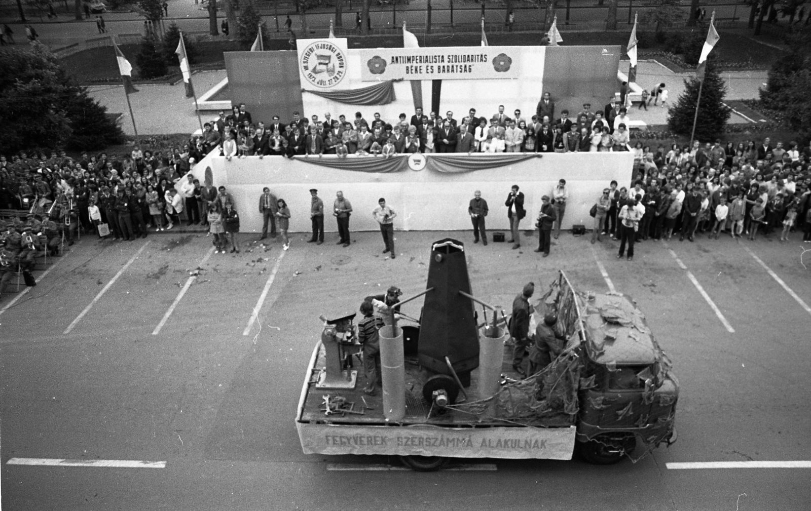 Hungary, Szeged, Széchenyi tér, ünnepi dísztribün a Városháza erkélyéről nézve. A felvétel a VII. Szegedi Ifjúsági Napok alkalmával készült., 1973, Urbán Tamás, commercial vehicle, IFA-brand, Fortepan #88239