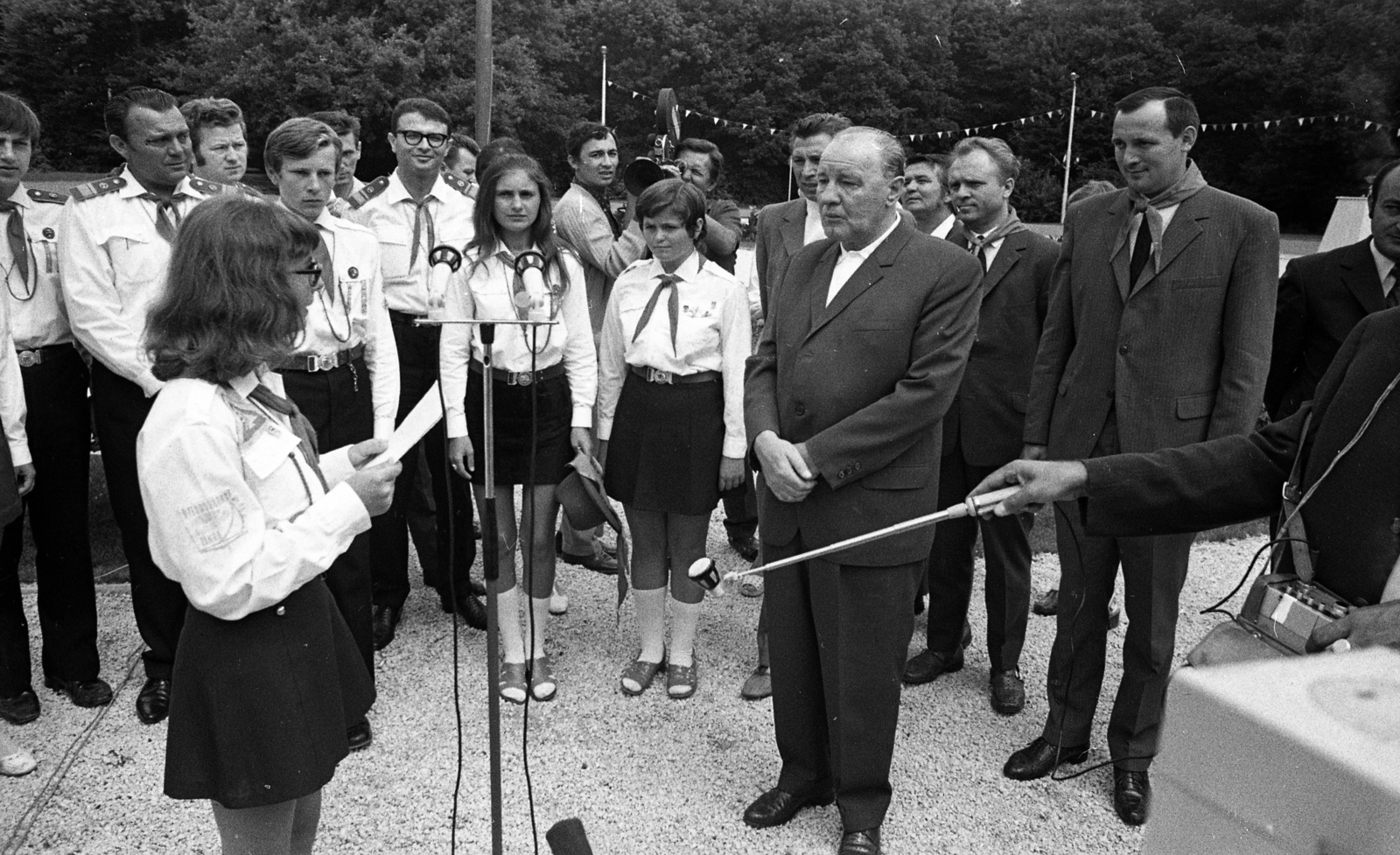 Hungary, Budapest XII., Csillebérc (Úttörőváros), jobbra előtérben Kádár János és Maróthy László, a KISZ KB első titkára, mögöttük Szabó Ferenc, a Magyar Üttörők Szövetsége főtitkára és Katona István, az MSZMP KB Agitációs és Propaganda Osztálya vezetője., 1973, Urbán Tamás, celebrity, pioneer, Budapest, politician, flag, Fortepan #88259