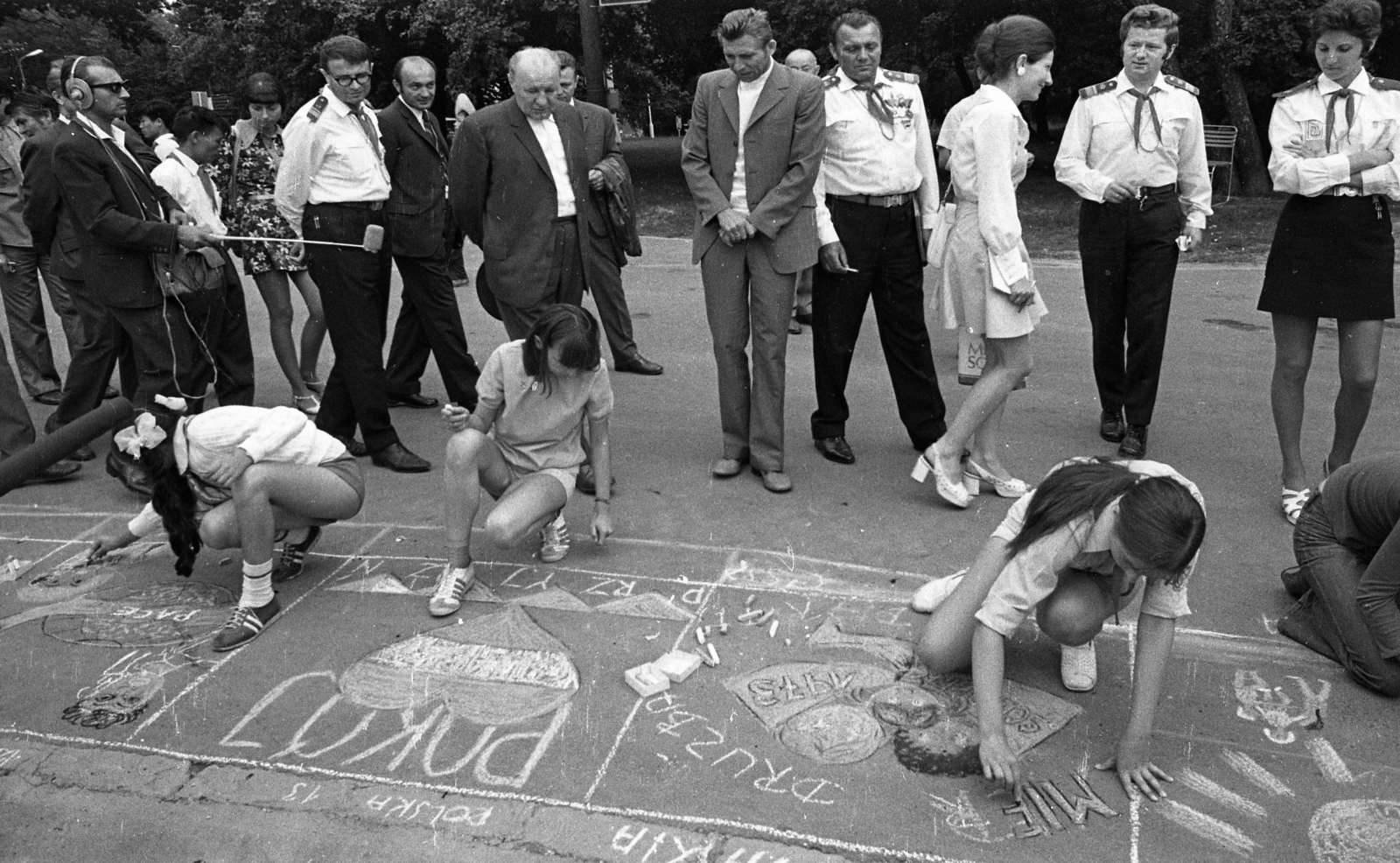 Hungary, Budapest XII., Csillebérc (Úttörőváros), a középső rajzoló kislány mögött Kádár János., 1973, Urbán Tamás, Budapest, microphone, pioneer, celebrity, politician, Fortepan #88263