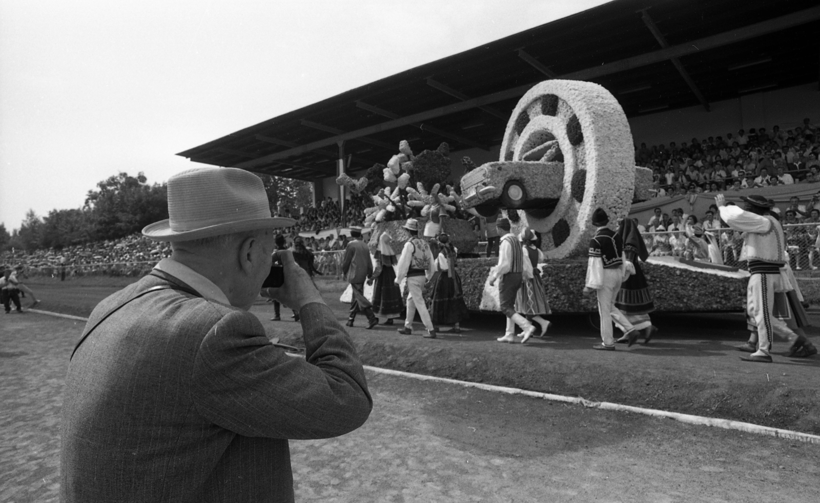 Hungary, Debrecen, Nagyerdei Stadion, Virágkarnevál., 1973, Urbán Tamás, folk costume, flower parade, ad truck, Fortepan #88268