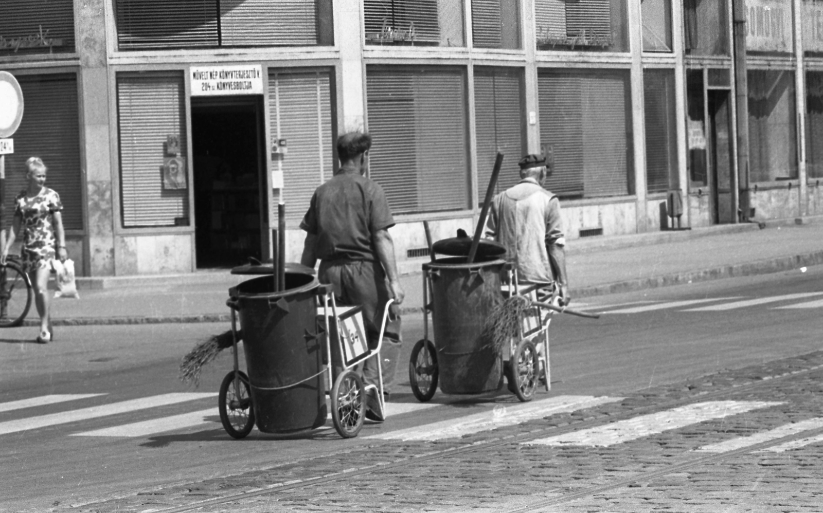Hungary, Szeged, Somogyi utca, balra a Kárász utca torkolata., 1973, Urbán Tamás, sweeper, dustbin, Fortepan #88271