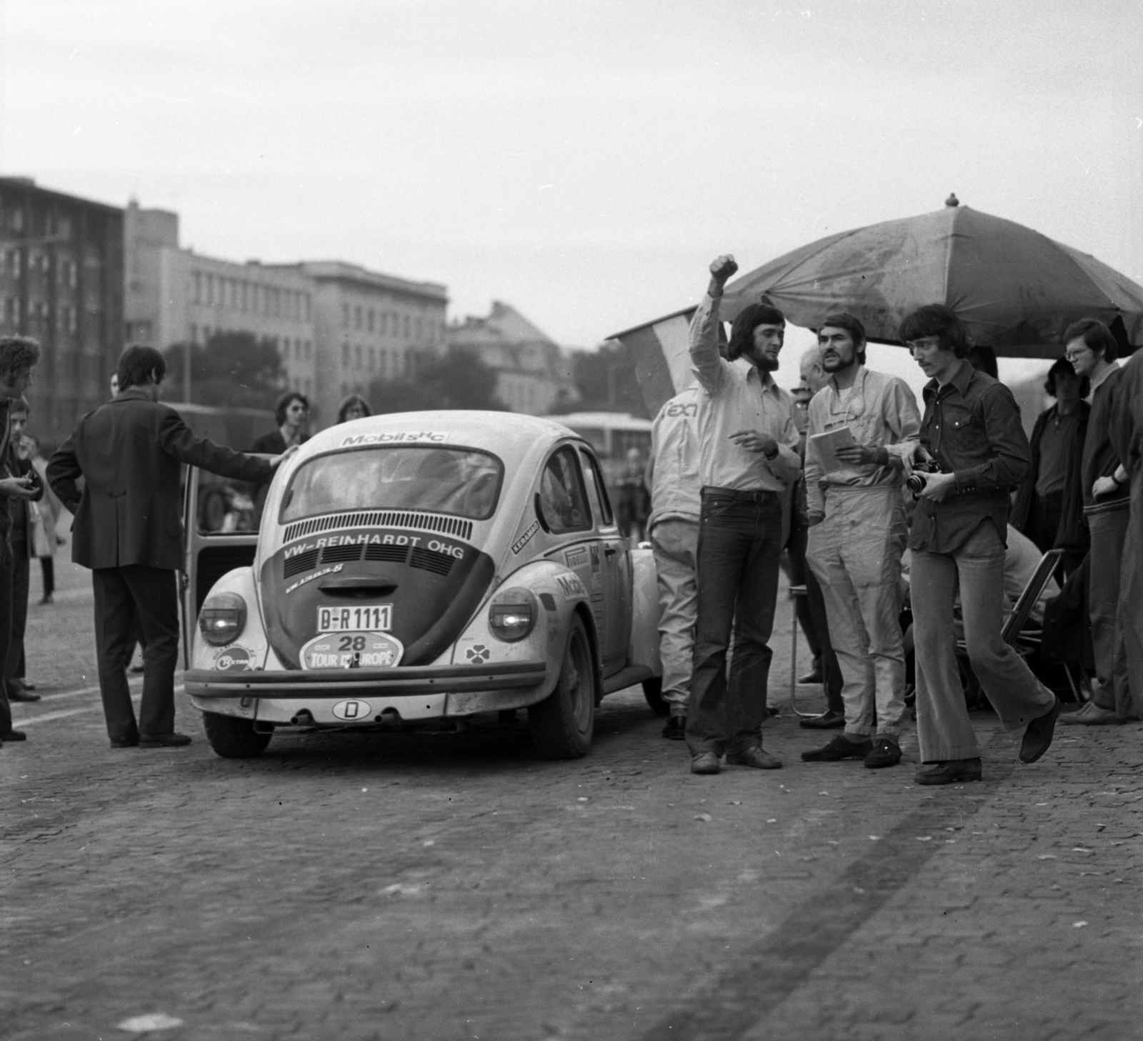 Hungary, Budapest XIV., Ötvenhatosok tere (Felvonulási tér), ADAC Tour d' Europe rallye futam állomása. Werner Becker - Wolfgang Schlösser német páros Volkswagen 1303 S típusú versenyautója., 1973, Urbán Tamás, Volkswagen Beetle, Budapest, Fortepan #88285