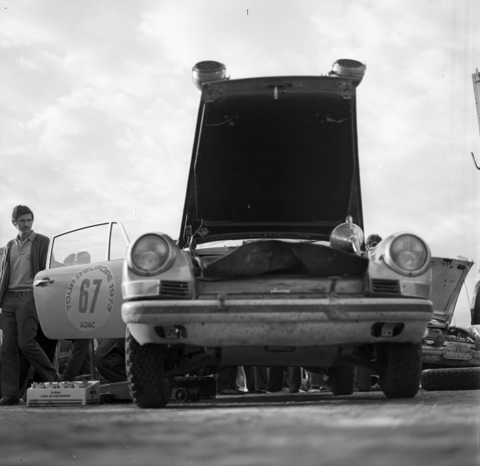 Hungary, Budapest XIV., Ötvenhatosok tere (Felvonulási tér), ADAC Tour d' Europe rallye futam állomása. Reiner Altenheimer - Hans Stück német páros Porsche 911 típusú versenyautója., 1973, Urbán Tamás, Porsche-brand, Budapest, Fortepan #88288