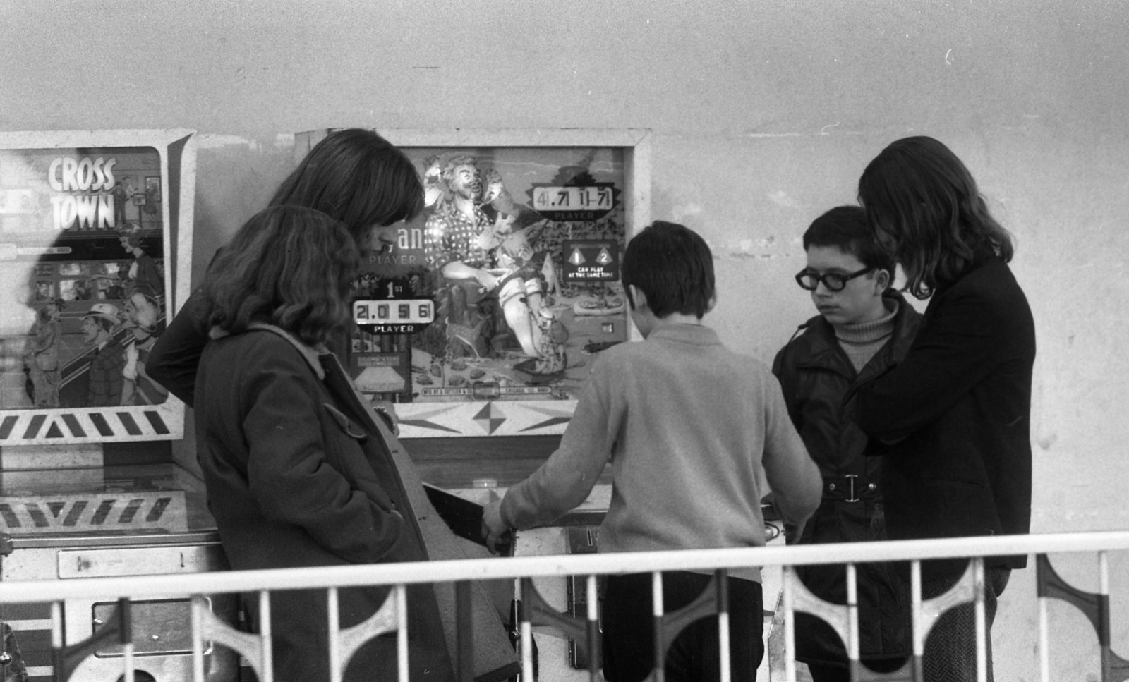 Hungary, Budapest XIV., játékterem., 1973, Urbán Tamás, Budapest, pinball, arcade room, slot machine, Fortepan #88309