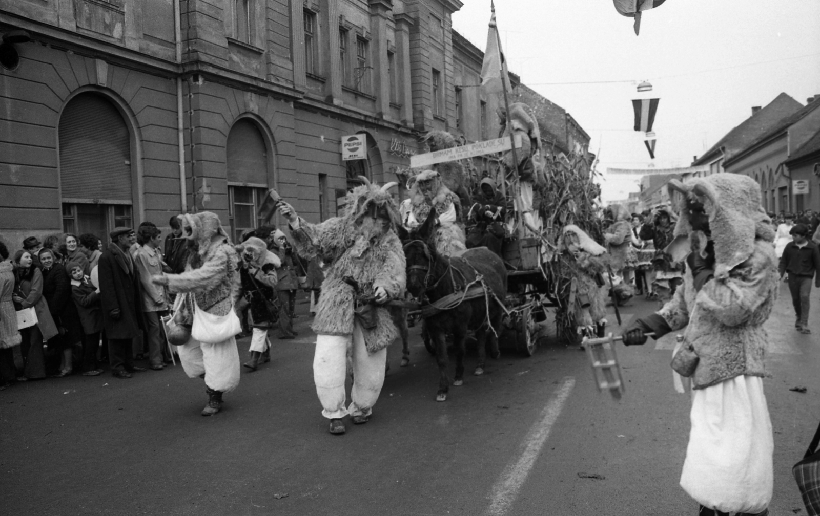 Hungary, Mohács, Szabadság utca, balra a Korona szálló busójárás idején., 1973, Urbán Tamás, Horse-drawn carriage, costume, mask, clapper, Fortepan #88315