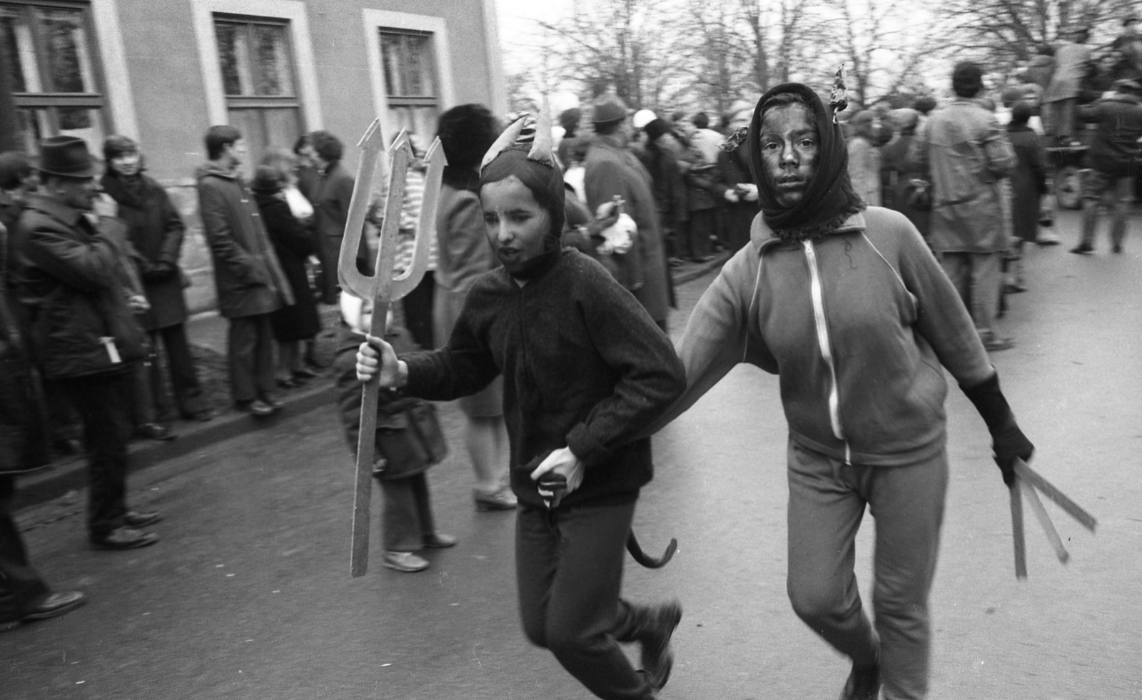 Hungary, Mohács, Szabadság utca, háttérben a Szent János (Ságvári Endre) utca kereszteződése busójárás idején., 1973, Urbán Tamás, costume, Fortepan #88317