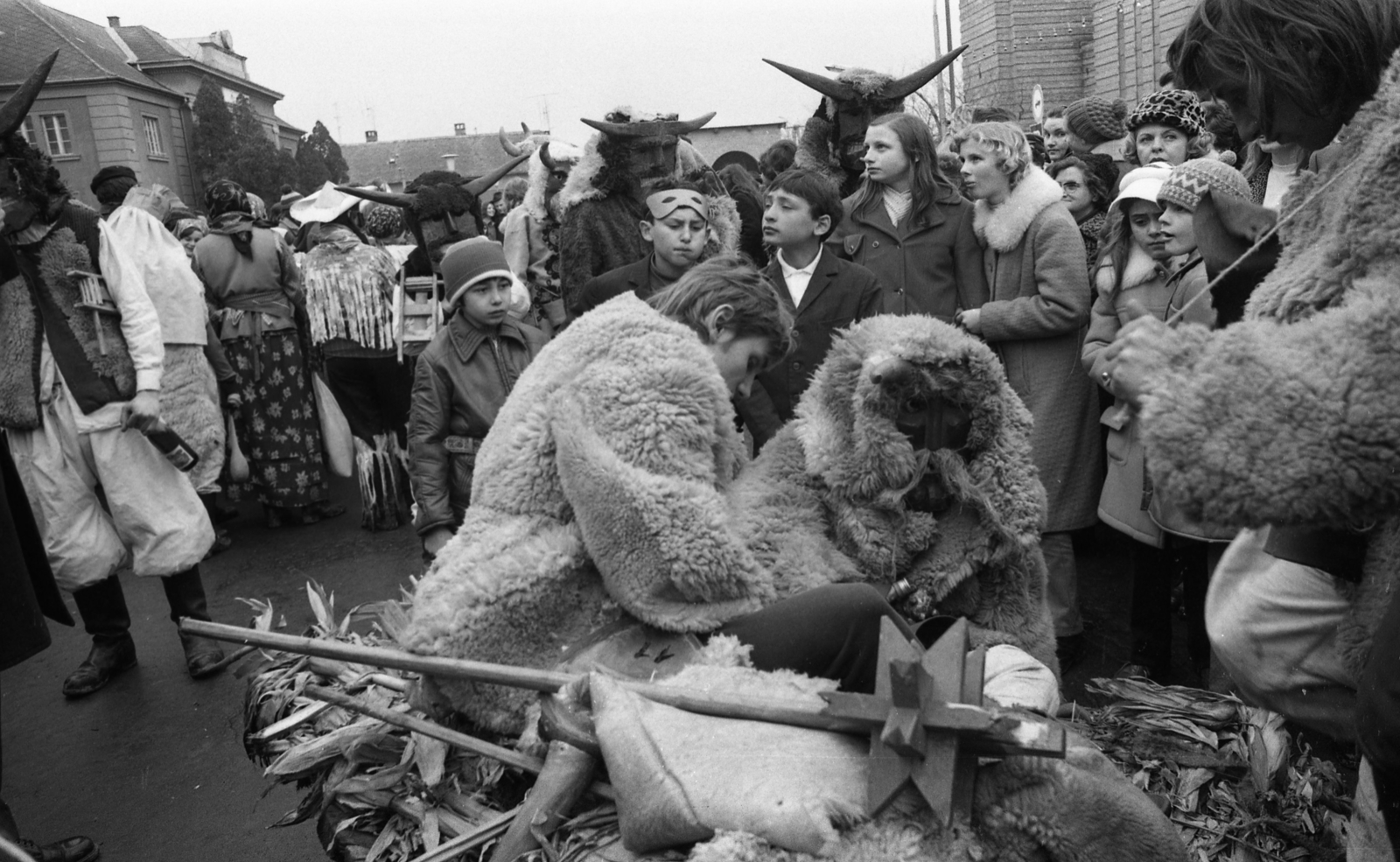 Magyarország, Mohács, Széchenyi tér busójárás idején, jobbra a Fogadalmi templom., 1973, Urbán Tamás, templom, jelmez, gyerekek, álarc, busójárás, buzogány, népszokás, hagyomány, Árkay Aladár-terv, Árkay Bertalan-terv, neo-bizánci építészet, Fortepan #88318