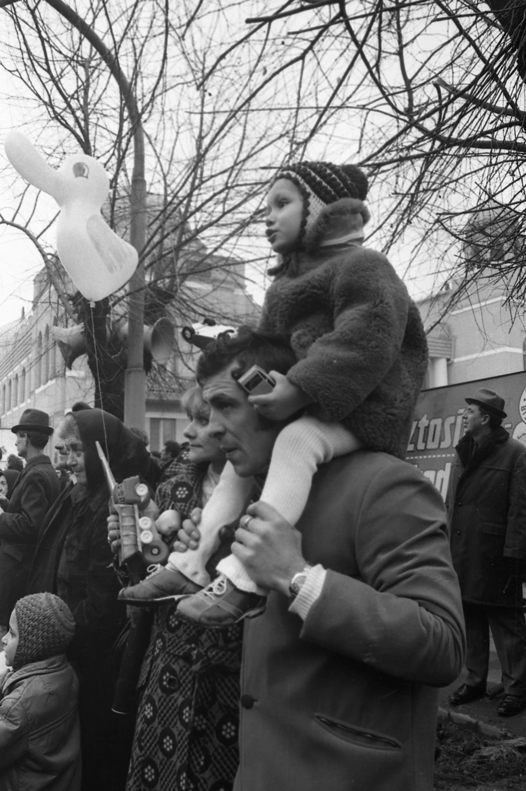 Hungary, Mohács, a Szabadság utca a Széchenyi térnél busójárás idején., 1973, Urbán Tamás, sitting on the shoulders, Fortepan #88322