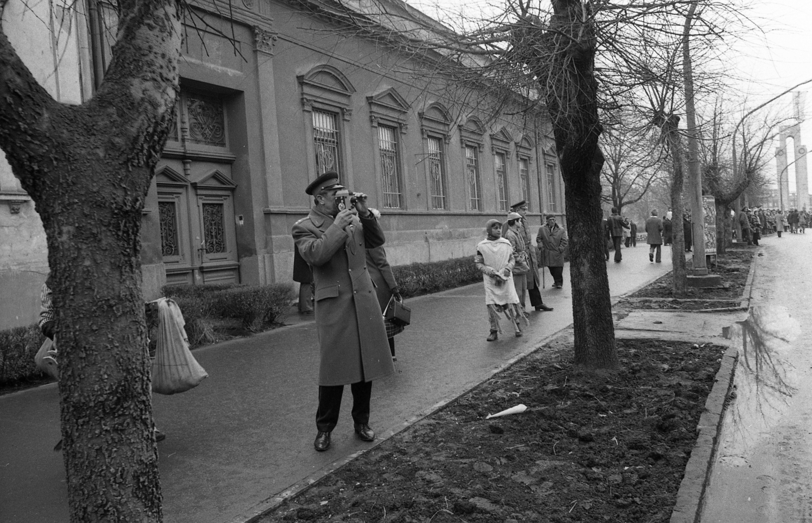 Hungary, Mohács, Szabadság utca busójárás idején. Háttérben a Hősök emlékműve., 1973, Urbán Tamás, Fortepan #88325
