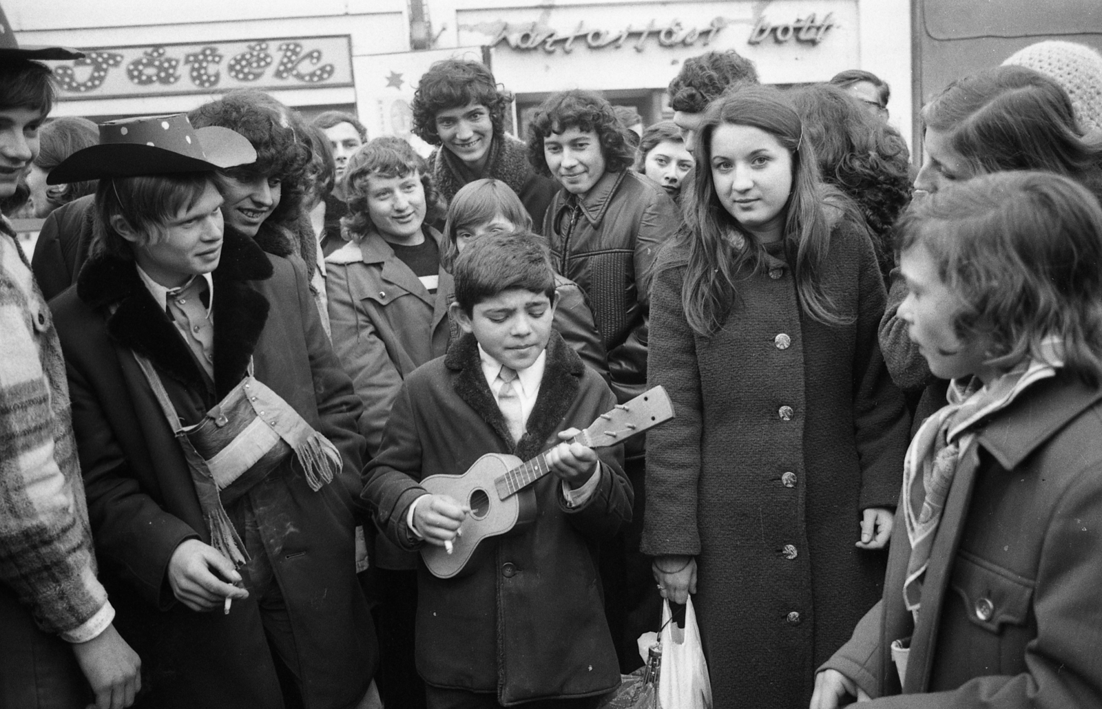 Magyarország, Mohács, busójárás idején., 1973, Urbán Tamás, kalap, nyakkendő, tél, cigaretta, dohányzás, gitár, zene, busójárás, télikabát, cigányzenész, hangszer, Fortepan #88327