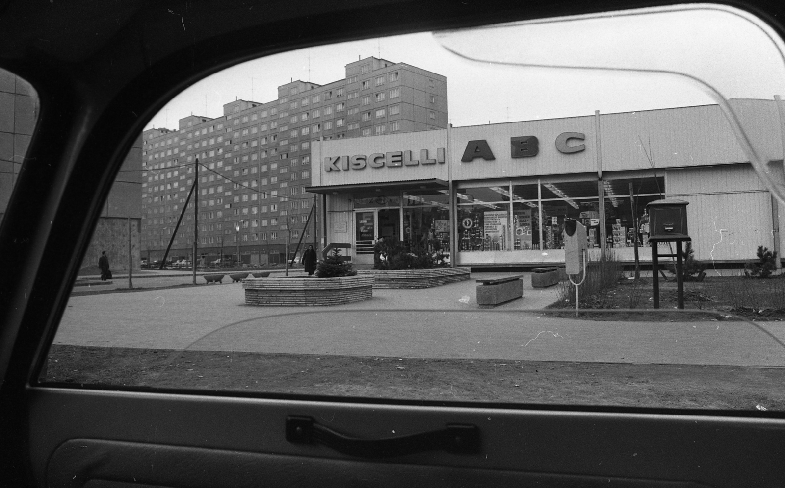 Hungary, Óbuda, Budapest III., Kiscelli utca, balra a Szőlő utca., 1973, Urbán Tamás, Trabant-brand, Budapest, vehicle interior, blocks, grocery store, letter box, trash can, Fortepan #88344