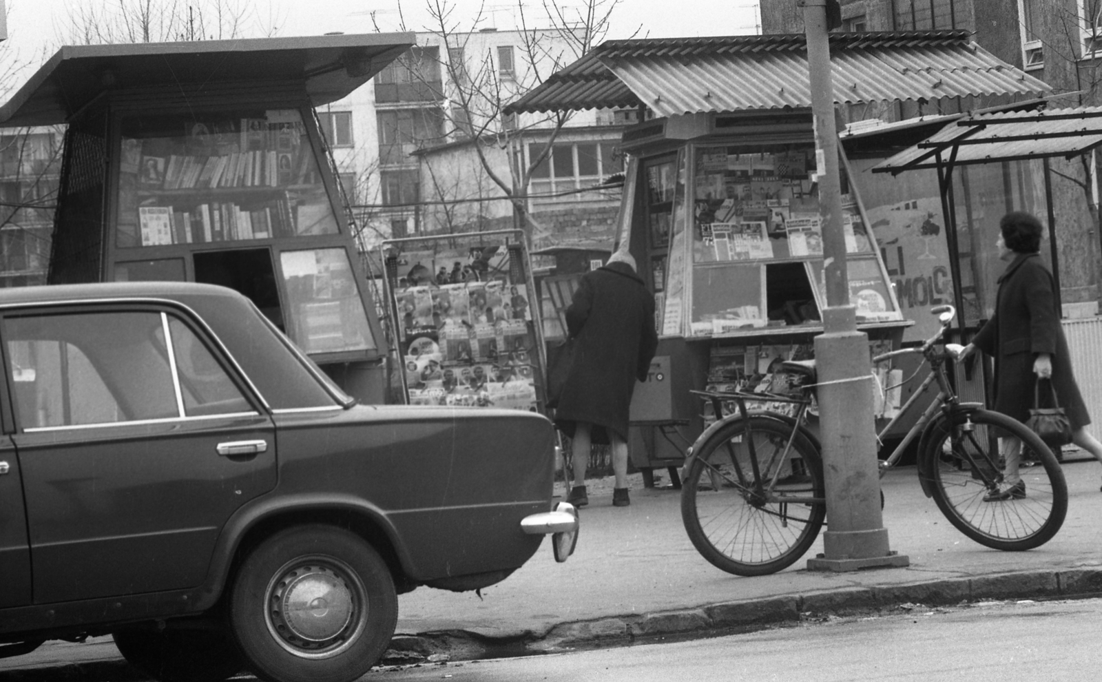 Hungary, Budapest IX., József Attila lakótelep, Napfény utca - Lobogó utca sarok a Toronyház utca felé nézve., 1973, Urbán Tamás, blocks, Budapest, bicycle, newsstand, Fortepan #88353