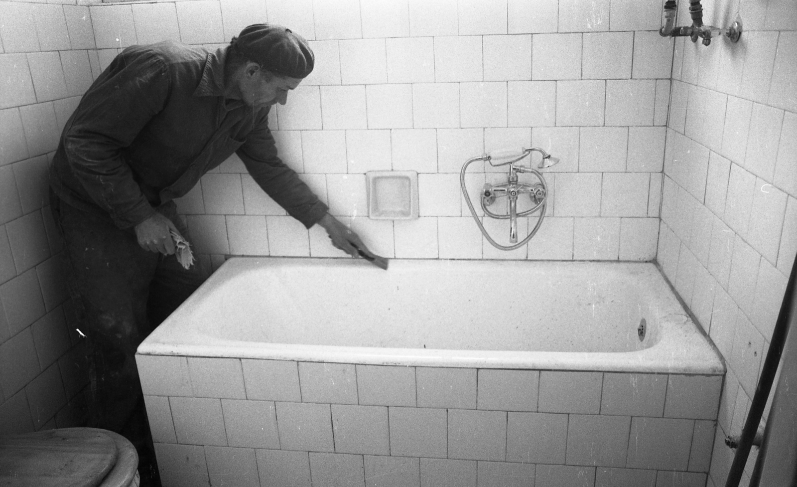 1973, Urbán Tamás, worker, bathtub, tile, tap, bathroom, concrete block of flats, Fortepan #88355