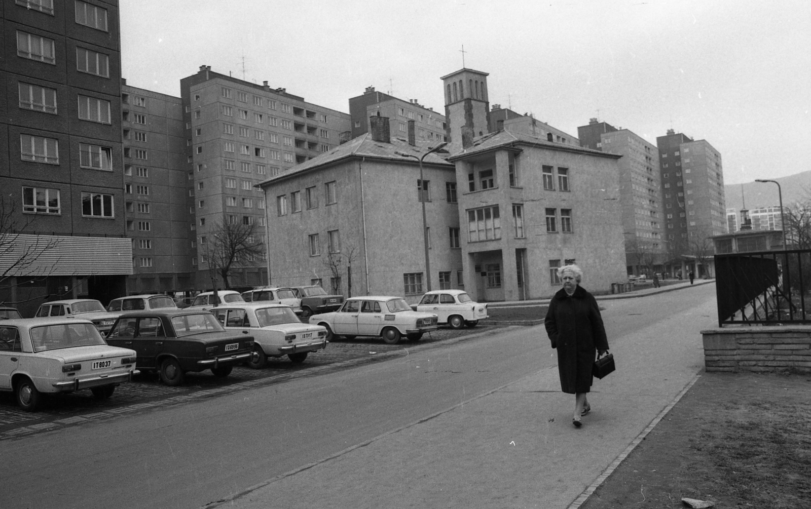 Hungary, Óbuda, Budapest III., Kórház utca a Szél utca felé nézve, szemben a Szent József Otthon (később Kanter Károly Felnőttképzési Intézet) és a kápolna tornya. Háttérben a Vörösvári út házsora., 1973, Urbán Tamás, blocks, concrete block of flats, Budapest, Fortepan #88356