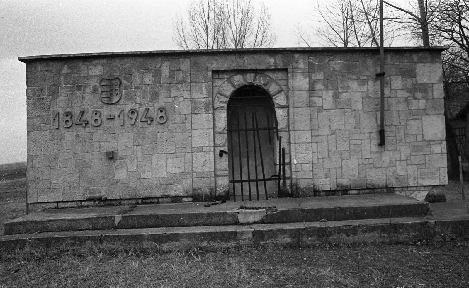 Magyarország, Kápolna, az 1848-as szabadságharc 100. évfordulójára emelt Emlékfal., 1973, Urbán Tamás, emlékhely, címer, Kossuth címer, Fortepan #88357
