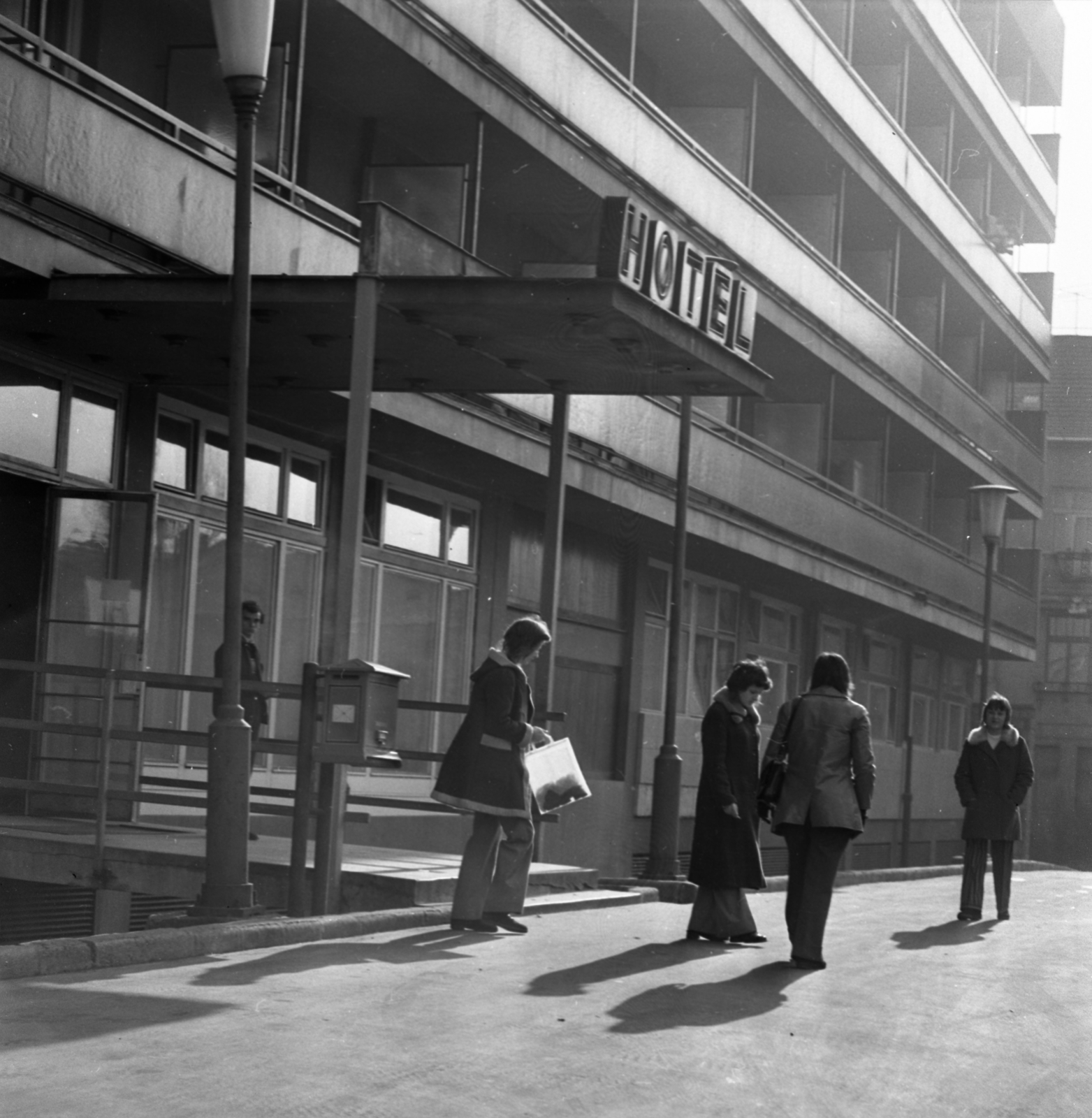 Hungary, Budapest II., Zivatar utca, a Napozók című szobor (Konyorcsik János, 1968.) az EXPRESS Ifjúsági és Diák Utazási Iroda szállodája, a Hotel Ifjúság előtt., 1974, Urbán Tamás, Budapest, Fortepan #88367