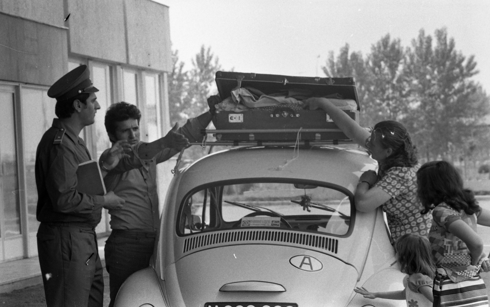 Hungary, Röszke, határállomás., 1973, Urbán Tamás, Volkswagen-brand, border crossing, Volkswagen Beetle, border patrol, roof rack, country code sign, customs control, customs inspection, suitcase, Fortepan #88369