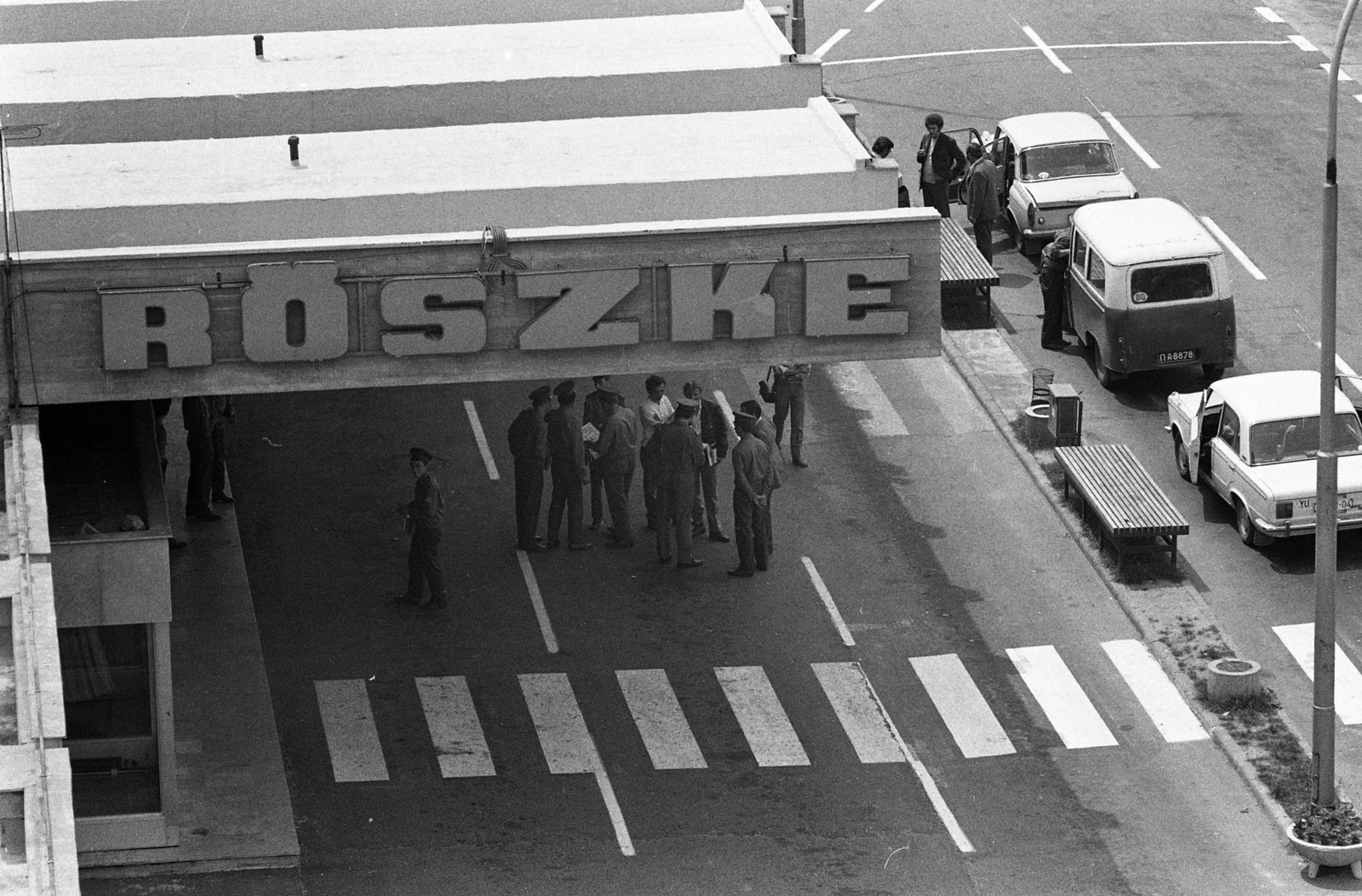 Hungary, Röszke, határállomás., 1973, Urbán Tamás, border crossing, place-name signs, peeking, crosswalk, Fortepan #88370