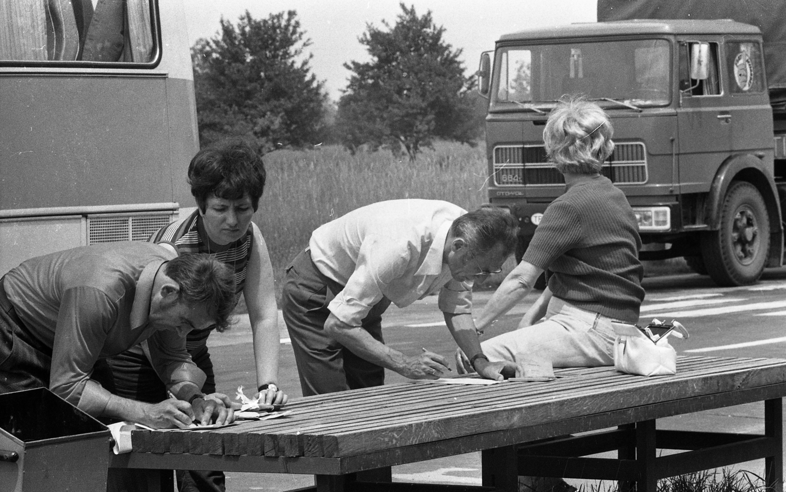 Hungary, Röszke, határállomás., 1973, Urbán Tamás, writing, customs control, handbag, customs inspection, Fortepan #88371